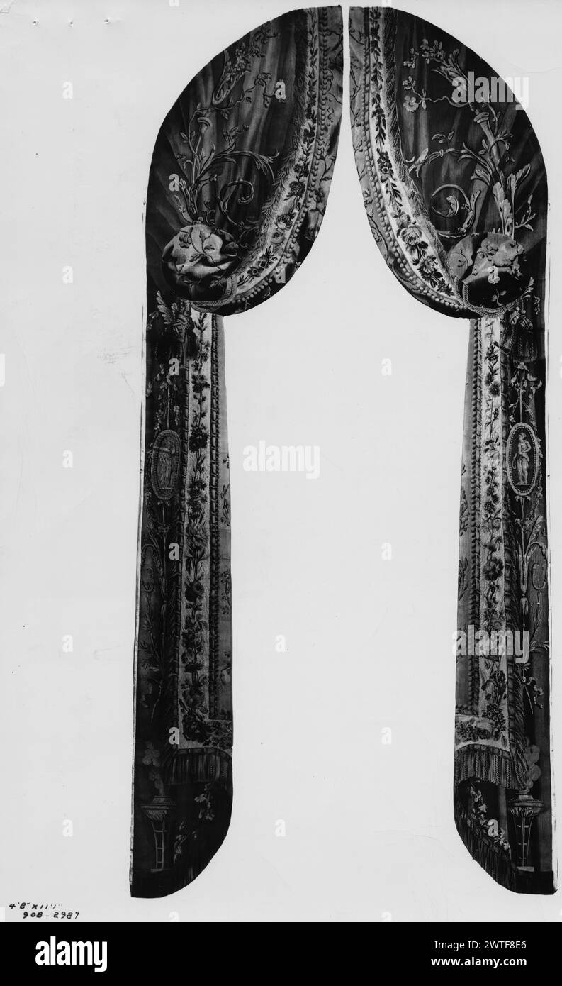 Cantonnière. Sconosciuto c. 1790-1805 arazzi materiali/tecniche: Cultura sconosciuta: Centro di tessitura francese: Beauvais storia di proprietà: French & Co. Con fiori, figure classiche in medaglioni ovali e fotografie da braciere accompagnate da disegni a matita su scala cantonnière. French & Co. Scheda di magazzino mancante dall'archivio, 2087 Foto Stock