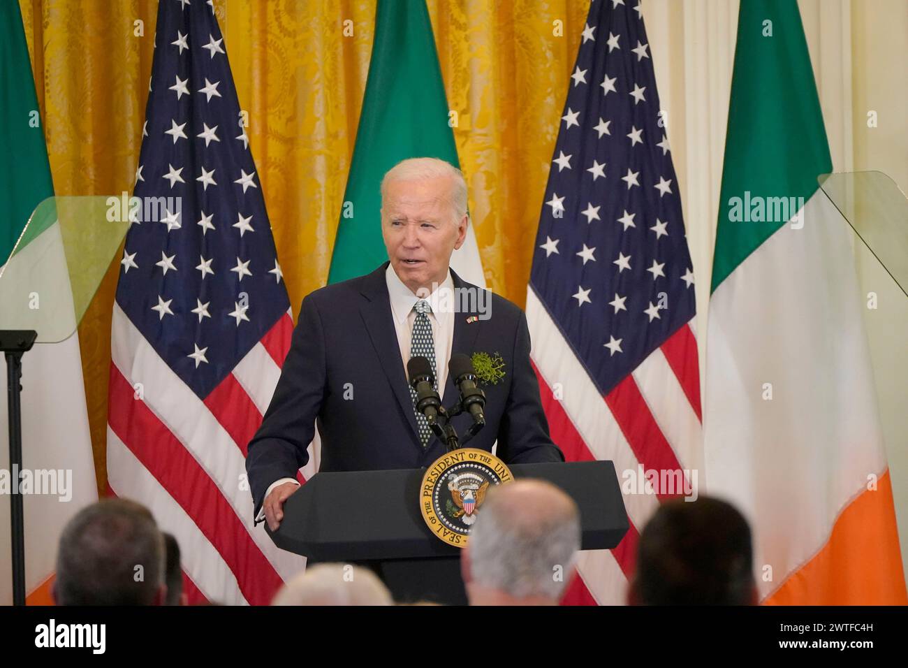 Il presidente DEGLI STATI UNITI Joe Biden durante il ricevimento di San Patrizio e la cerimonia Shamrock nella sala est della Casa Bianca, Washington DC. Data foto: Domenica 17 marzo 2024. Foto Stock