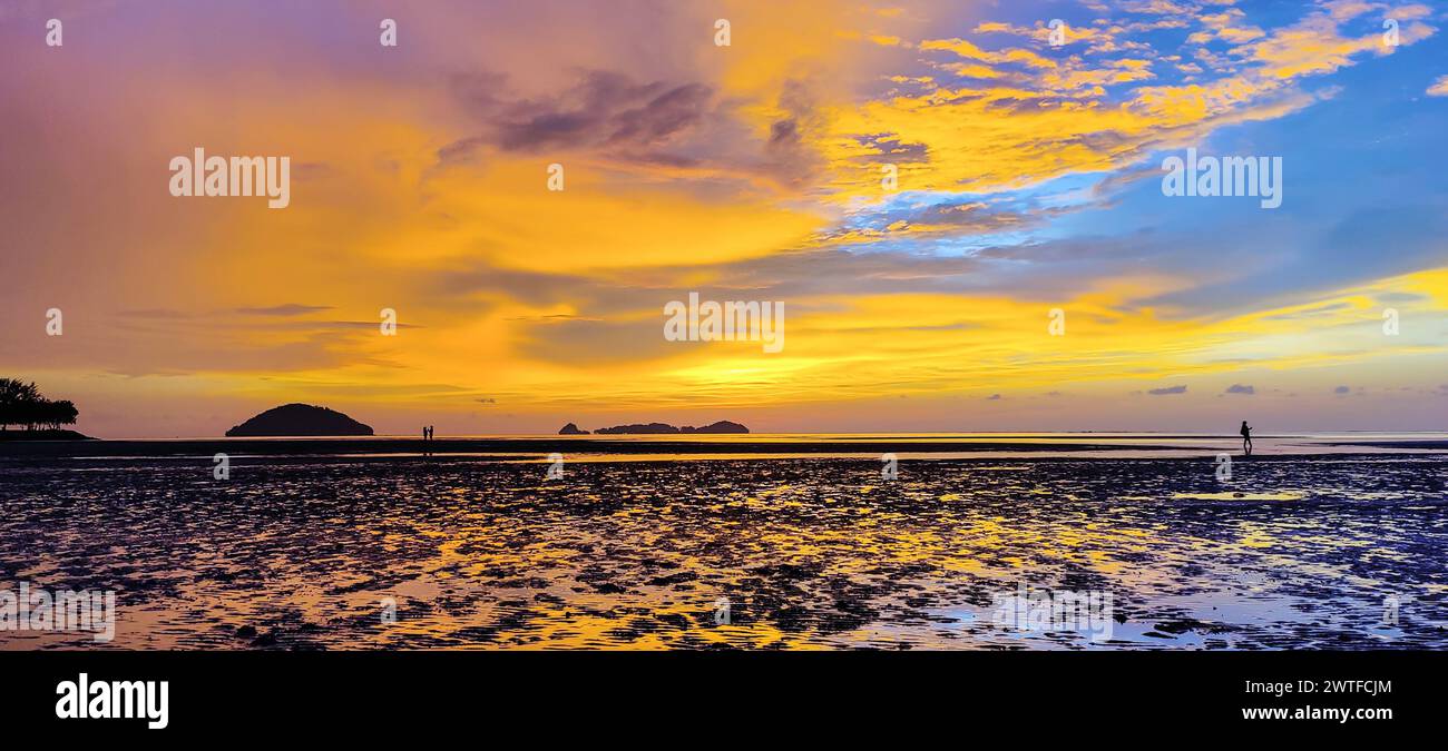 Splendido tramonto sulla spiaggia di Putatan, Sabah Borneo, Malesia Foto Stock