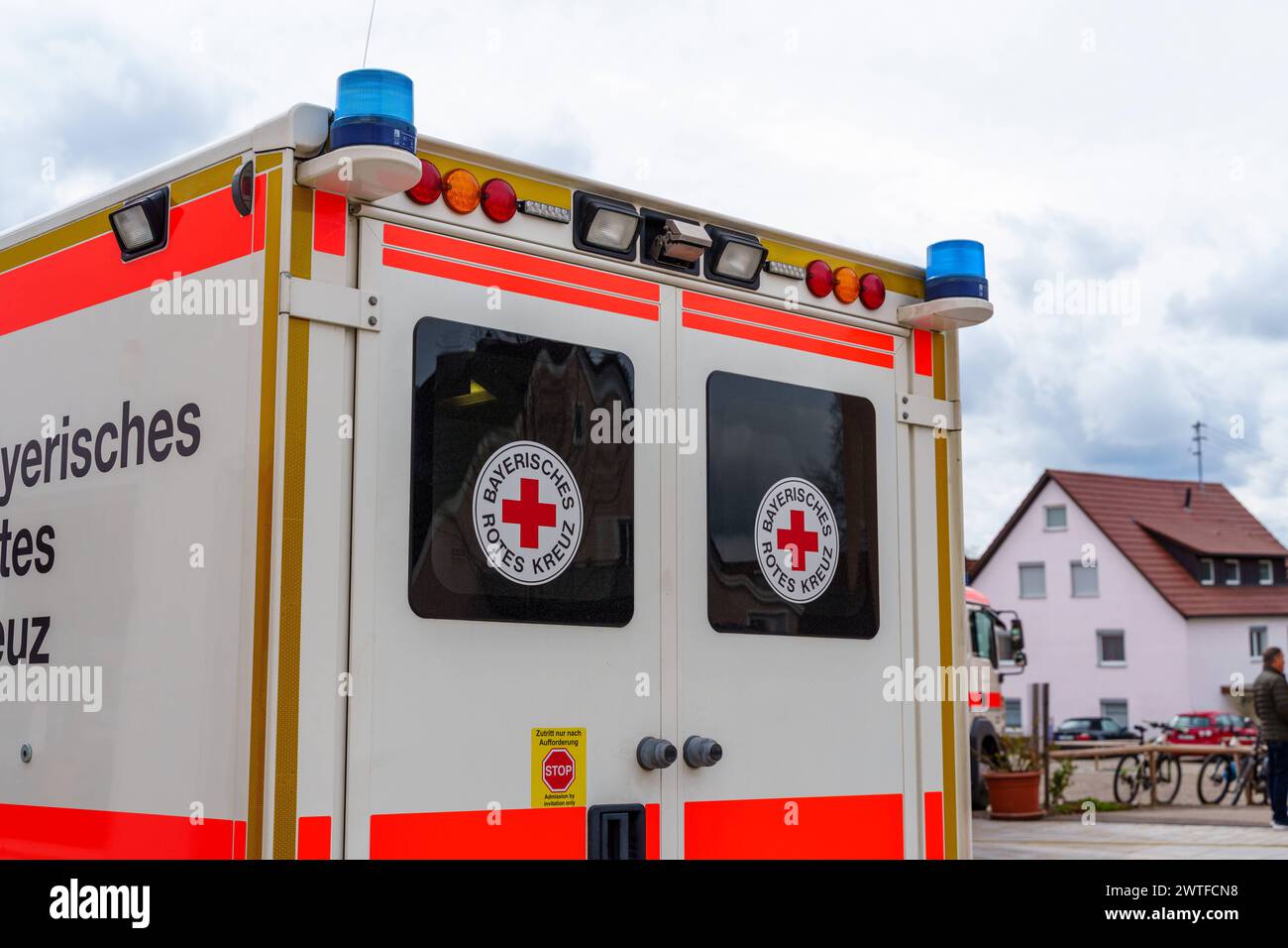 Schwabmünchen, Baviera, Germania - 17 marzo 2024: Veicolo di soccorso ambulanza della Croce Rossa bavarese. Esposto al festival primaverile di Schwabmünchen *** Krankenwagen Rettungsdienst Fahrzeug vom Bayerisches Roten Kreuz. Ausgestellt auf dem Frühlingsfest a Schwabmünchen Foto Stock