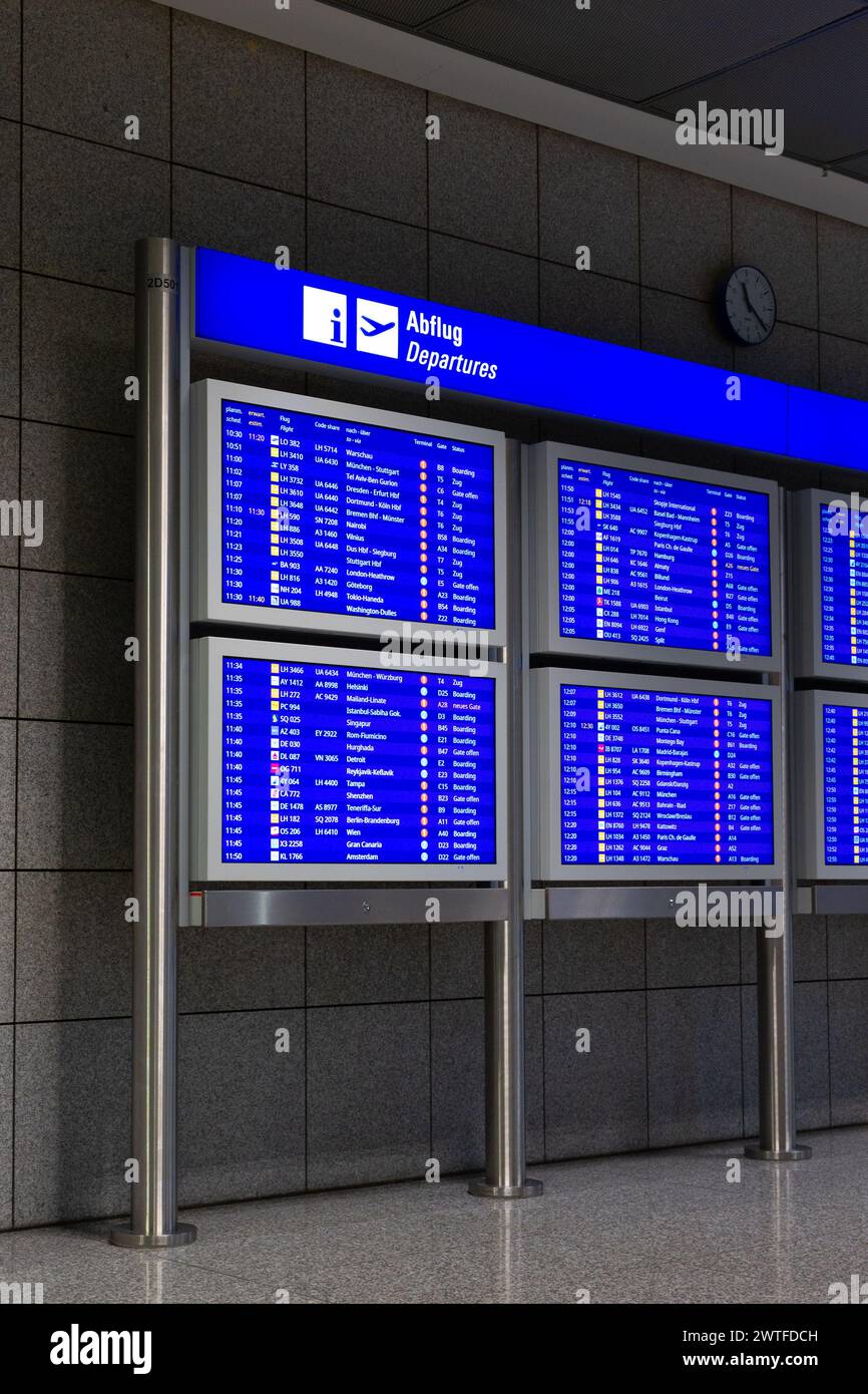 Aeroporto di Francoforte, Germania - 19 febbraio 2024: Tabellone segnapunti delle partenze presso l'aeroporto internazionale di Francoforte Foto Stock