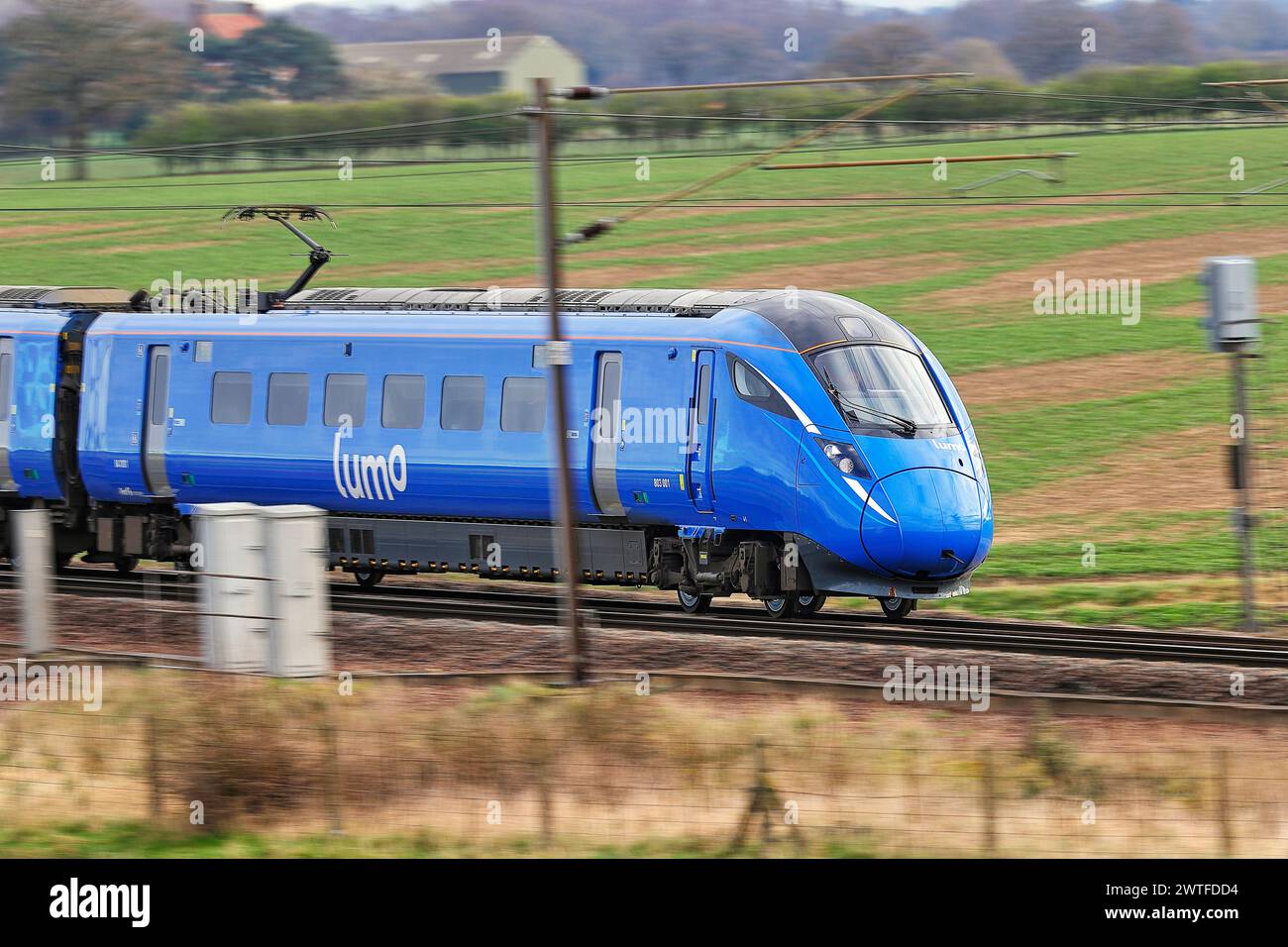 Il treno Lumo Azuma passa per Colton Junction vicino a York, North Yorkshire, Regno Unito Foto Stock