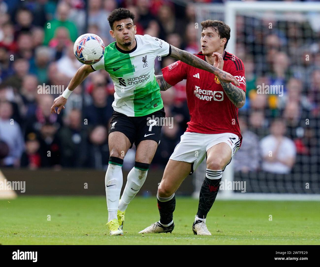 Manchester, Regno Unito. 17 marzo 2024. Luis Diaz del Liverpool (L) è sfidato da Victor Lindelof del Manchester United durante i quarti di finale di fa Cup all'Old Trafford, Manchester. Foto: Andrew Yates/Sportimage credito: Sportimage Ltd/Alamy Live News Foto Stock