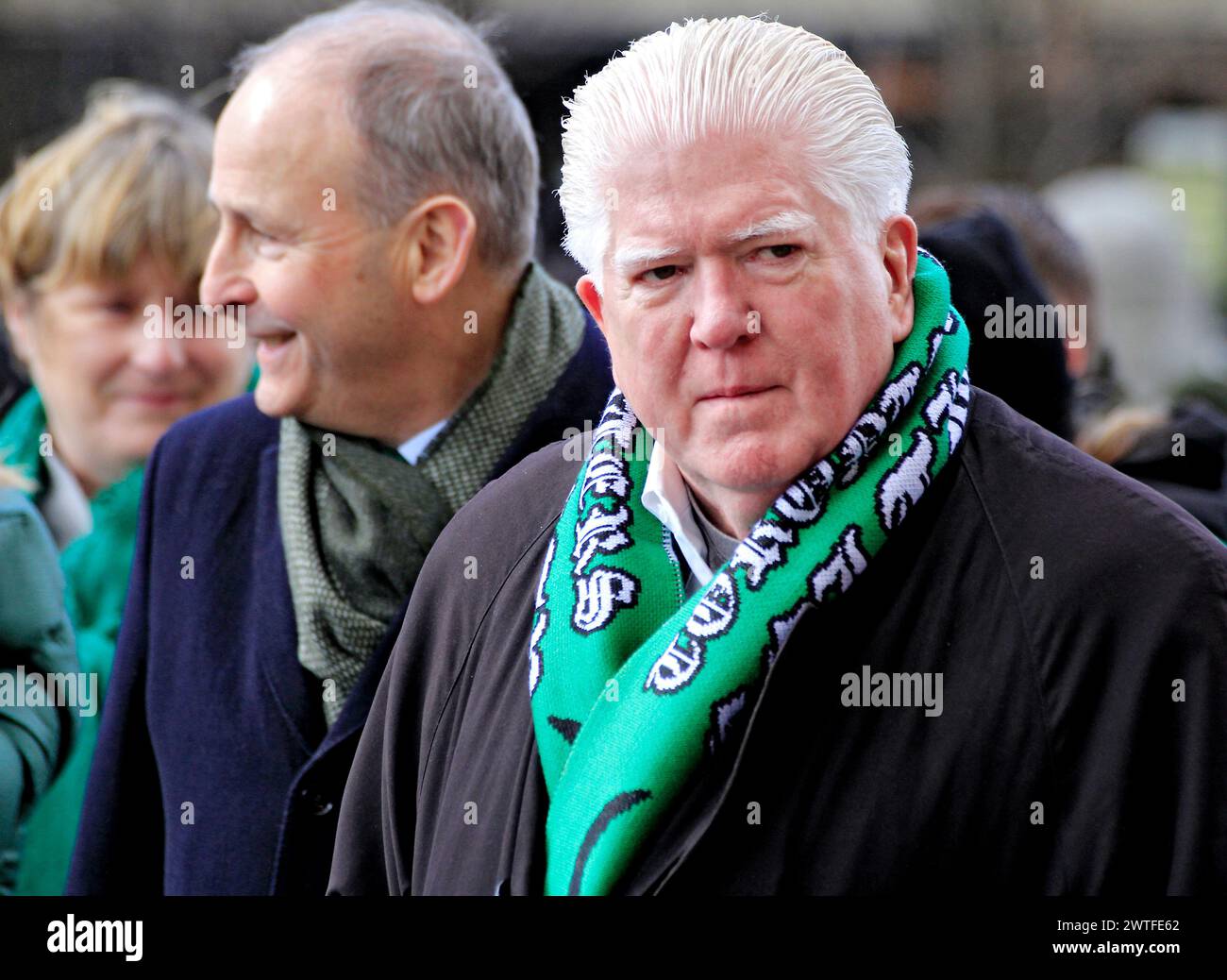 Toronto, Canada. 17 marzo 2024. Brian Burke, a destra, l'attuale Executive Director della Professional Women's Hockey League Players Association ed ex General Manager di quattro squadre di hockey della NHL, sta percorrendo il percorso della parata come Grand Marshall durante il St Patrick's Day Parade nel centro di Toronto, Canada, il 17 marzo 2024. (Foto di Mike Campbell/NurPhoto) credito: NurPhoto SRL/Alamy Live News Foto Stock