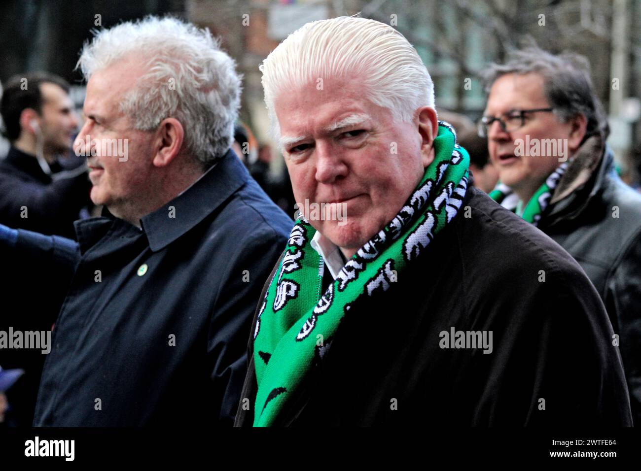 Toronto, Canada. 17 marzo 2024. Brian Burke, direttore esecutivo della Professional Women's Hockey League Players Association ed ex direttore generale di quattro squadre di hockey della NHL, cammina lungo il percorso della parata come Grand Marshal durante il St Patrick's Day Parade nel centro di Toronto, Canada, il 17 marzo 2024. (Foto di Mike Campbell/NurPhoto) credito: NurPhoto SRL/Alamy Live News Foto Stock