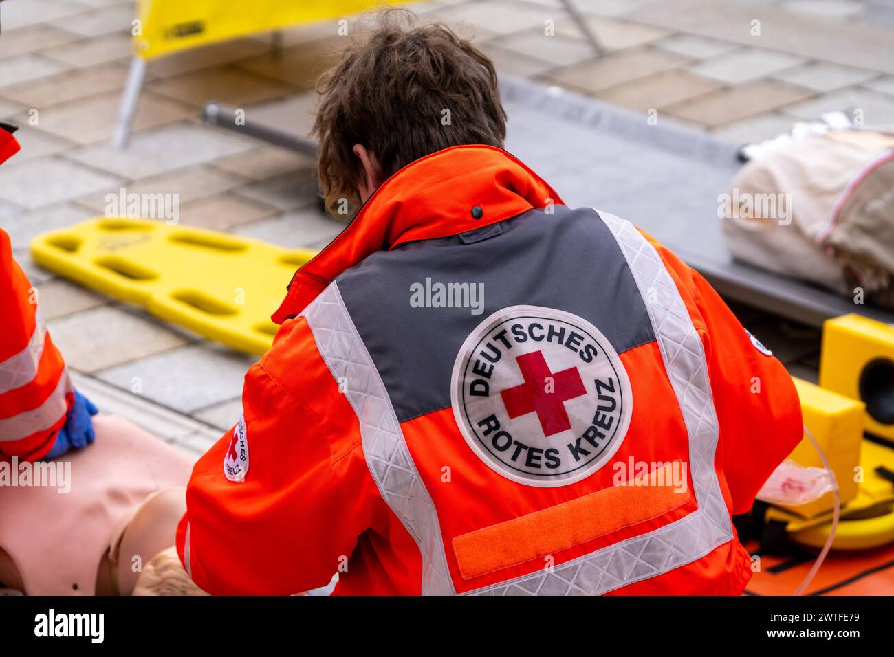 Schwabmünchen, Baviera, Germania - 17 marzo 2024: I paramedici della Croce Rossa tedesca praticano misure di pronto soccorso su un manichino rianimatore alla festa primaverile di Schwabmünchen *** Sanitäter vom Deutschen Roten Kreuz üben auf dem Frühlingsfest in Schwabmünchen Erste Hilfe Maßnahmen an einer Reanimationspuppe Foto Stock