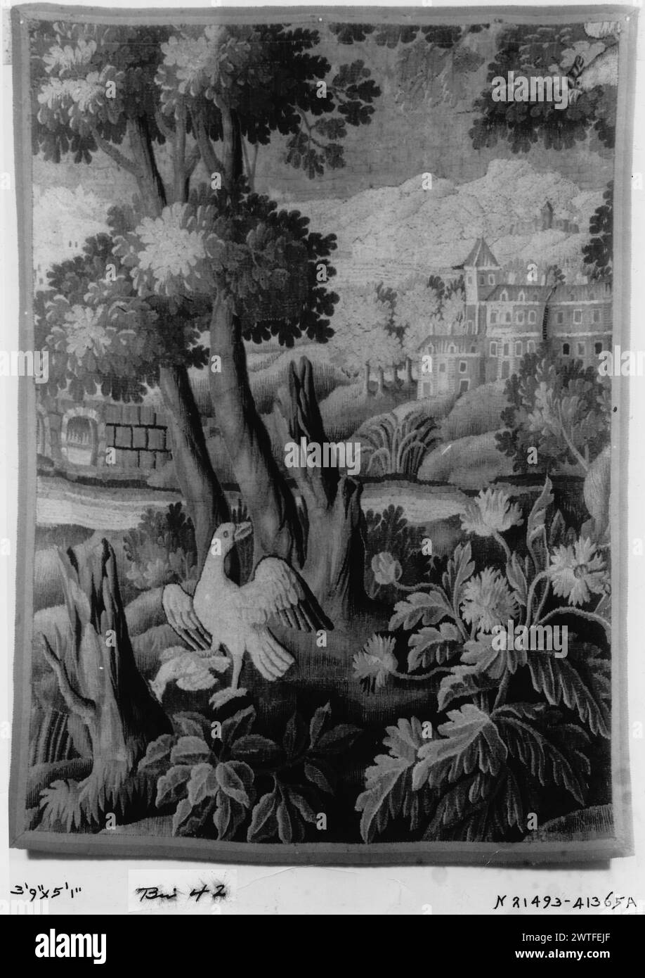 Caccia all'uccello. Sconosciuto c. 1700-1725 arazzi dimensioni: H 5'1' x W 3'9' arazzo materiali/tecniche: Sconosciuto Cultura: Francese tessitura Centro: Aubusson storia di proprietà: French & Co. Acquistato dalla signora Elizabeth Boumistrow, ricevuto il 28/12/1939; venduto alla signora Violet de Laszlo il 24/6/1957. Grandi uccelli che domano le sue prede, tra piante e alberi in fiore; sfondo con un grande edificio sull'altro lato di un fiume che scorre orizzontalmente, lungo il ponte arcuato (L); mancano edifici aggiuntivi su colline con confini lontani. French & Co. Foglio di magazzino in archivio, 41365-A. Foto Stock