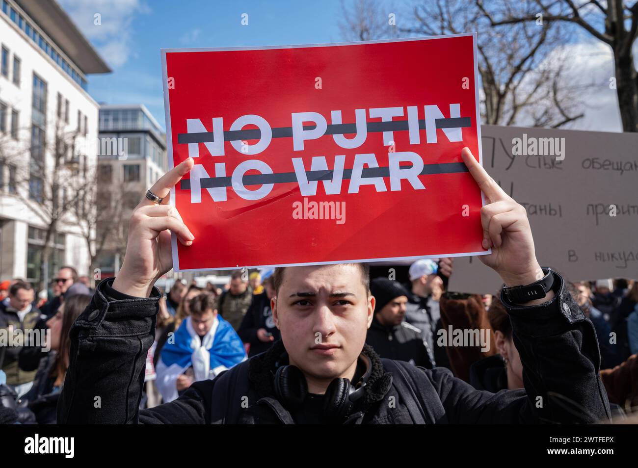 17.03.2024, Berlino, Deutschland, Europa - Tausende Menschen protestieren vor der Russischen Botschaft Unter den Linden im Berliner Bezirk Mitte unter dem Titel Schluss mit Putin, mit Krieg, Luege und Repressionen gegen den russischen Praesidenten Putin und gegen den Angriffskrieg auf die Ukraine, waehrend zeitgleich in Russland der letzte Tag der Praesidentschaftswahl stattfindet. Nel dieser Aufnahme haelt ein Teilnehmer ein Protestplakat mit dem Schriftzug No Putin No War Kein Putin Kein Krieg . *** 17 03 2024, Berlino, Germania, Europa migliaia di persone protestano di fronte all'Embass russo Foto Stock