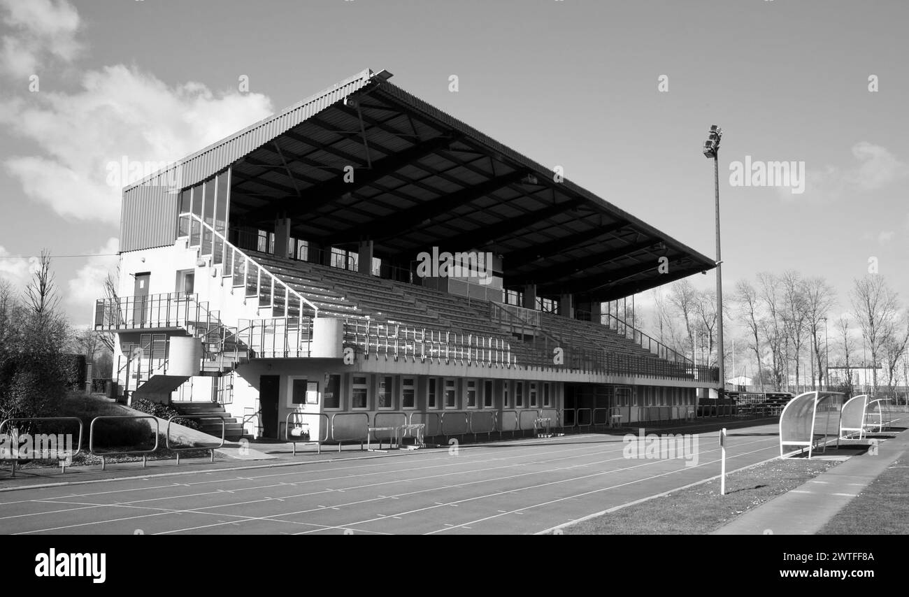 Vista sulla tribuna dell'arena sportiva Flers, Normandia, Francia, Europa nella primavera del 2024 Foto Stock