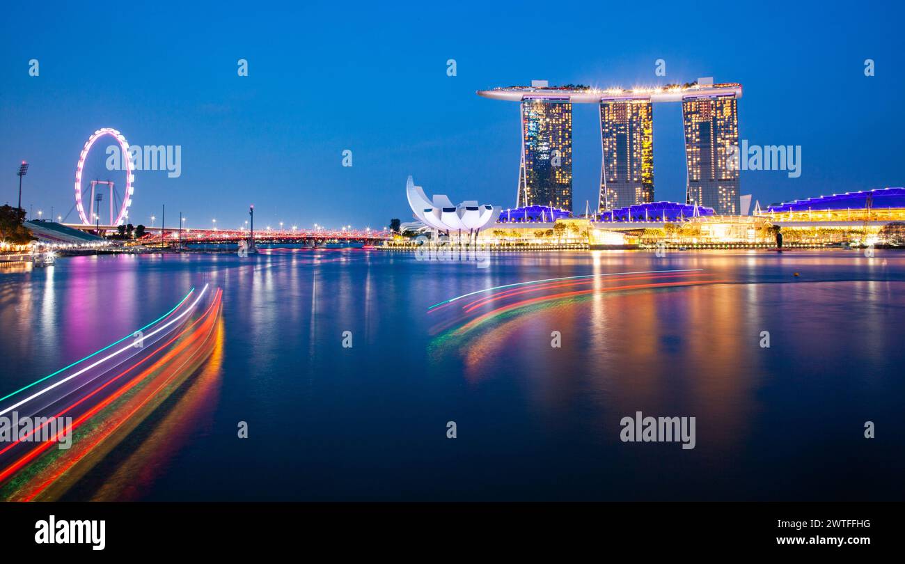 Skyline di singapore al porticciolo al crepuscolo Foto Stock
