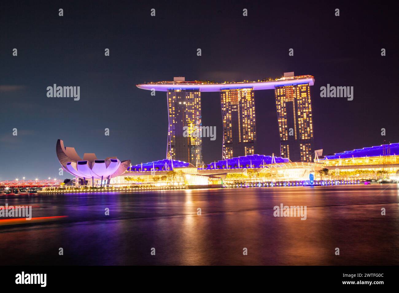 Skyline di singapore al porticciolo al crepuscolo Foto Stock
