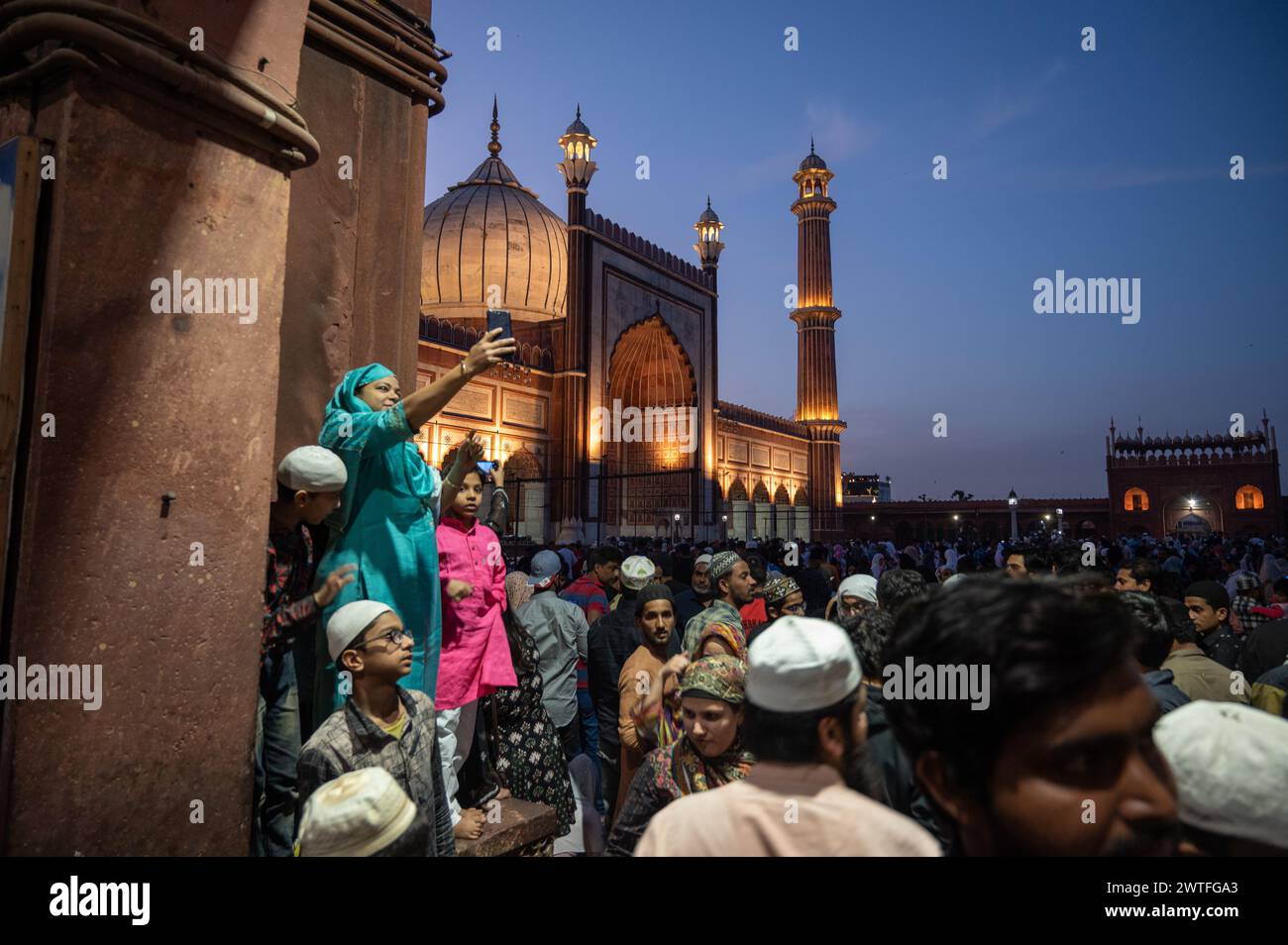 Nuova Delhi, India. 17 marzo 2024. Le famiglie musulmane si riuniscono nel cortile di Jama Masjid per rompere il digiuno serale durante il mese sacro del Ramadan. (Foto di Pradeep Gaur/SOPA Images/Sipa USA) credito: SIPA USA/Alamy Live News Foto Stock