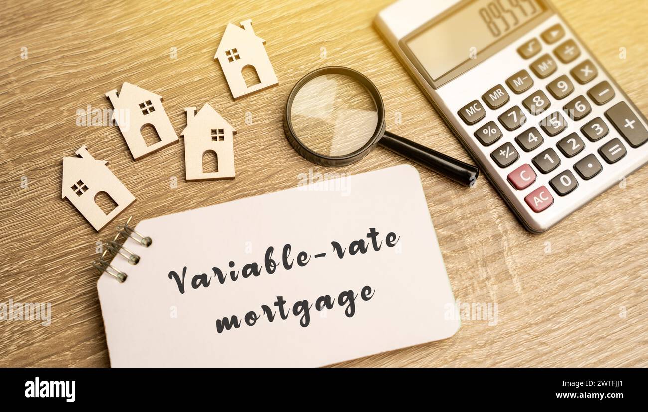 Concetto di mutuo a tasso variabile. Tipo di prestito a domicilio in cui il tasso di interesse non è fisso. Concetto immobiliare, aziendale e finanziario. Case in miniatura Foto Stock