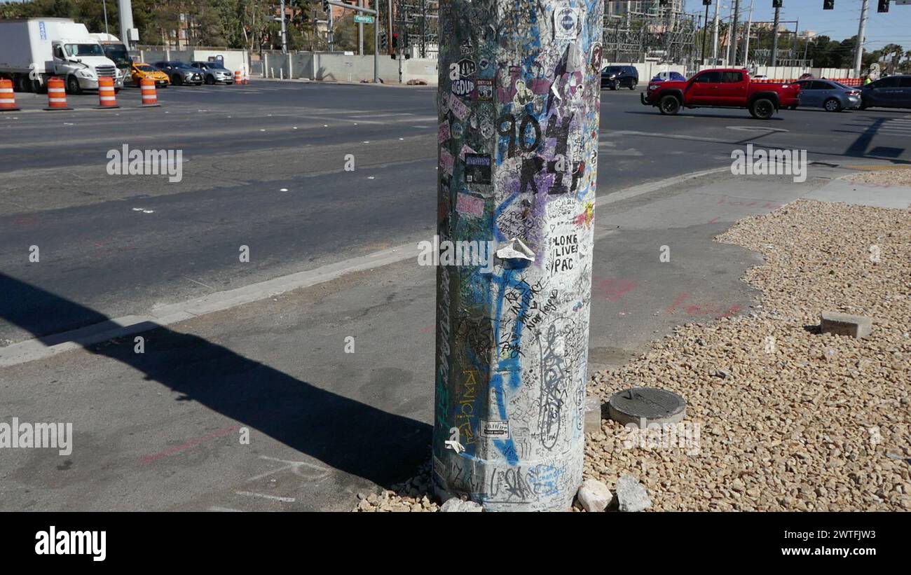 Las Vegas, Nevada, USA 8 marzo 2024 rapper Tupac Shakur Murder Shooting location dove è stato ucciso per il 7 settembre 1996 a E. Flamingo Road e Koval Lane, e Memorial Pole con messaggi lasciati per lui sulla scena dell'incidente l'8 marzo 2024 a Las Vegas, Nevada, USA. Foto di Barry King/Alamy Stock Photo Foto Stock