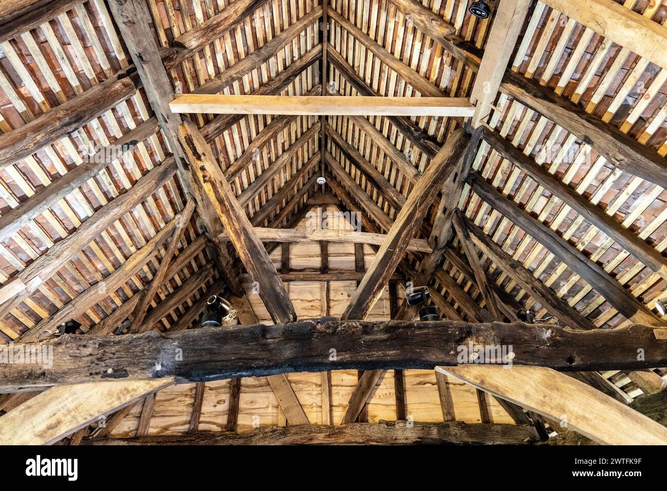 Restaurato nel quattordicesimo-sedicesimo secolo, parte del maniero e museo di lapidi, Harrow, Londra, Inghilterra Foto Stock