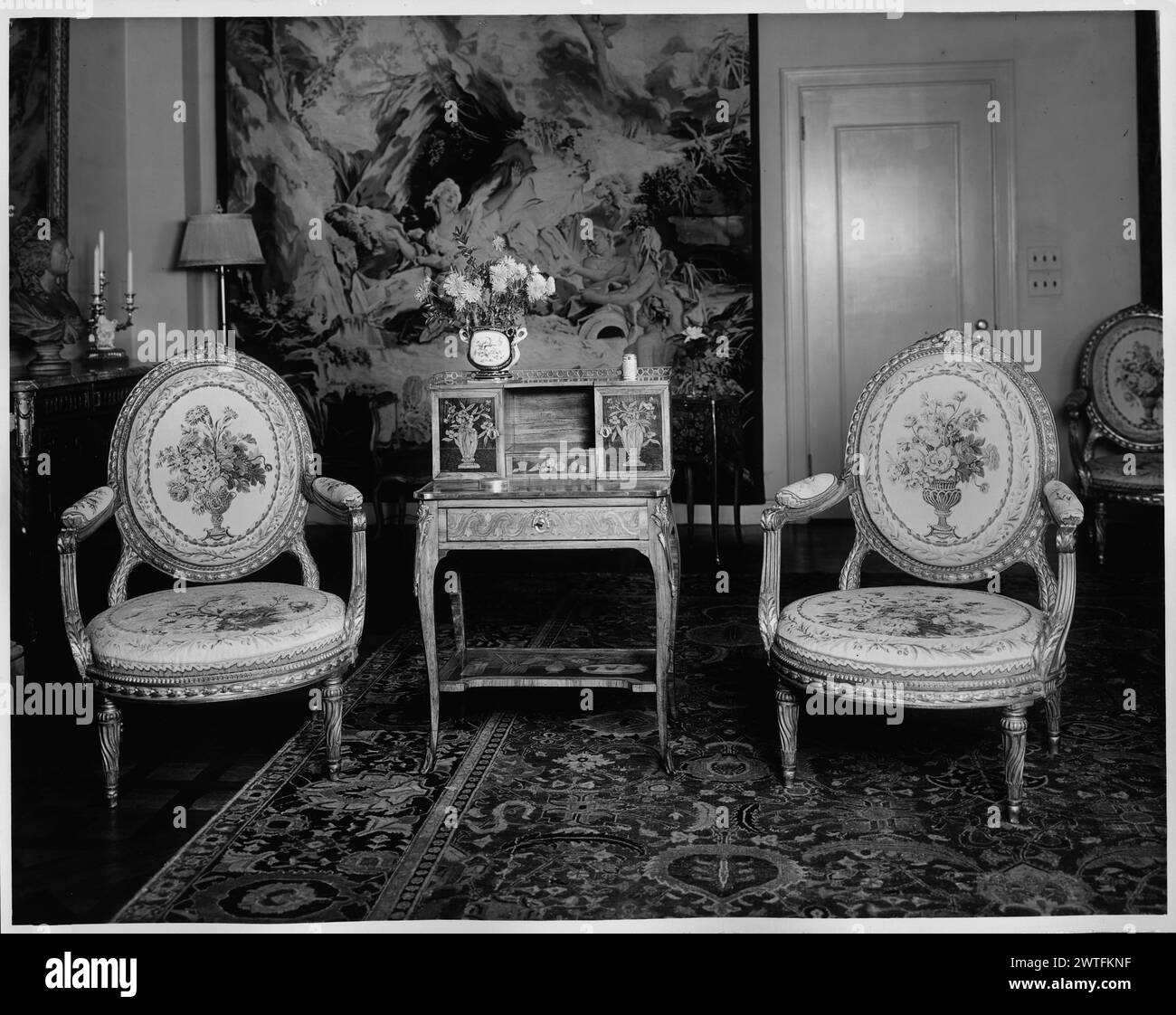 Psiche abbandonate da Cupido. Boucher, Francesco (francese, 1703-1770) (creatore di cartoni animati) [pittore] Oudry, Jean-Baptiste (francese, 1686-1755) (laboratorio) [pittore] Besnier, Nicolas (francese, b.1686-d.1754) (laboratorio) [tessitore] c. 1741-1770 arazzi dimensioni: H 11'1' x W 9'3,5' arazzi materiali/tecniche: Lana e seta, (ordito: 20-22/cm) tessuto francese: forse parte di un set di tre (Bremmer Cat. 11 a-c) tessuto per M. d'Auriac, 1741-1742. Sir Anthony de Rothschild (Londra 0, inizio XX secolo (Bremmer Cat. 11 a-c), successivamente separati. Foto Stock