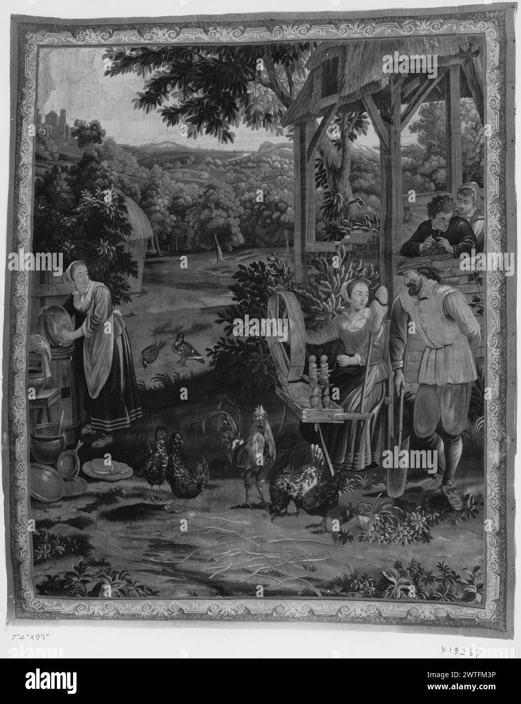 Filatura della lana. Teniers, David II (fiammingo, 1610-1690) (disegnato dopo) [pittore] Teniers, David III (fiammingo, 1638-1685) (disegnato dopo) [pittore] c. 1725-1775 arazzi dimensioni: H 9'1' x W 7'4' arazzo materiali/tecniche: Cultura sconosciuta: Flemish Weaving Center: Oudenaarde Ownership History: French & Co. Nel paesaggio, la lana filata donna viene avvicinata da un giardiniere maschio che tiene la pala; la donna lava i piatti nelle vicinanze; 2 giovani uomini in veranda; paesaggio collinare sullo sfondo (BRD) bordo della cornice con fogliame a scorrimento French & Co. Foglio di materiale mancante dall'archivio, 18376 Foto Stock