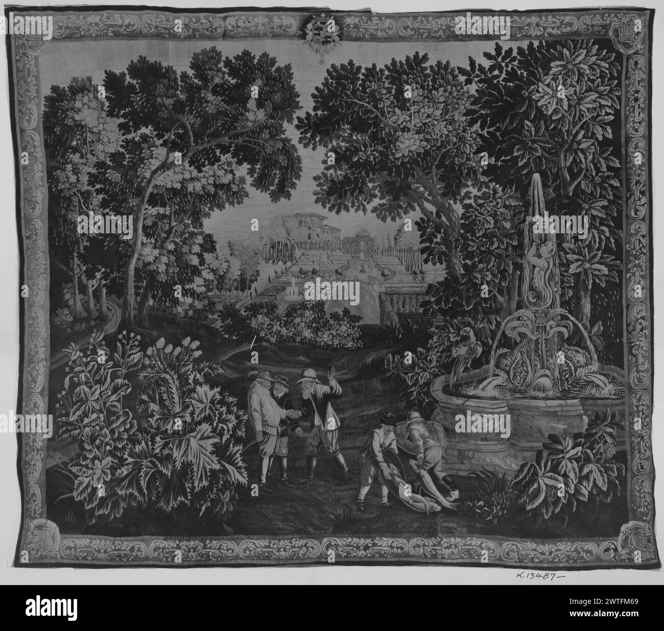 Ritorno dalla pesca. Teniers, David II (fiammingo, 1610-1690) (disegnato dopo) [pittore] Teniers, David III (fiammingo, 1638-1685) (disegnato dopo) [pittore] c. 1725-1775 arazzi materiali/tecniche: Cultura sconosciuta: Centro tessitura fiammingo: Oudenaarde storia di proprietà: French & Co.. Nel paesaggio, 2 pescatori trasportano cestini con pesci; gruppo di 3 uomini che conversano accanto alla fontana su cui è arroccato un grande uccello; giardino formale con fontane sullo sfondo (BRD) bordo con cornice a quadri con motivi fogliari a scorrimento, cartigli fogliati in ogni angolo; (UPR BRD) stemma al centro No French & Co. stock S Foto Stock