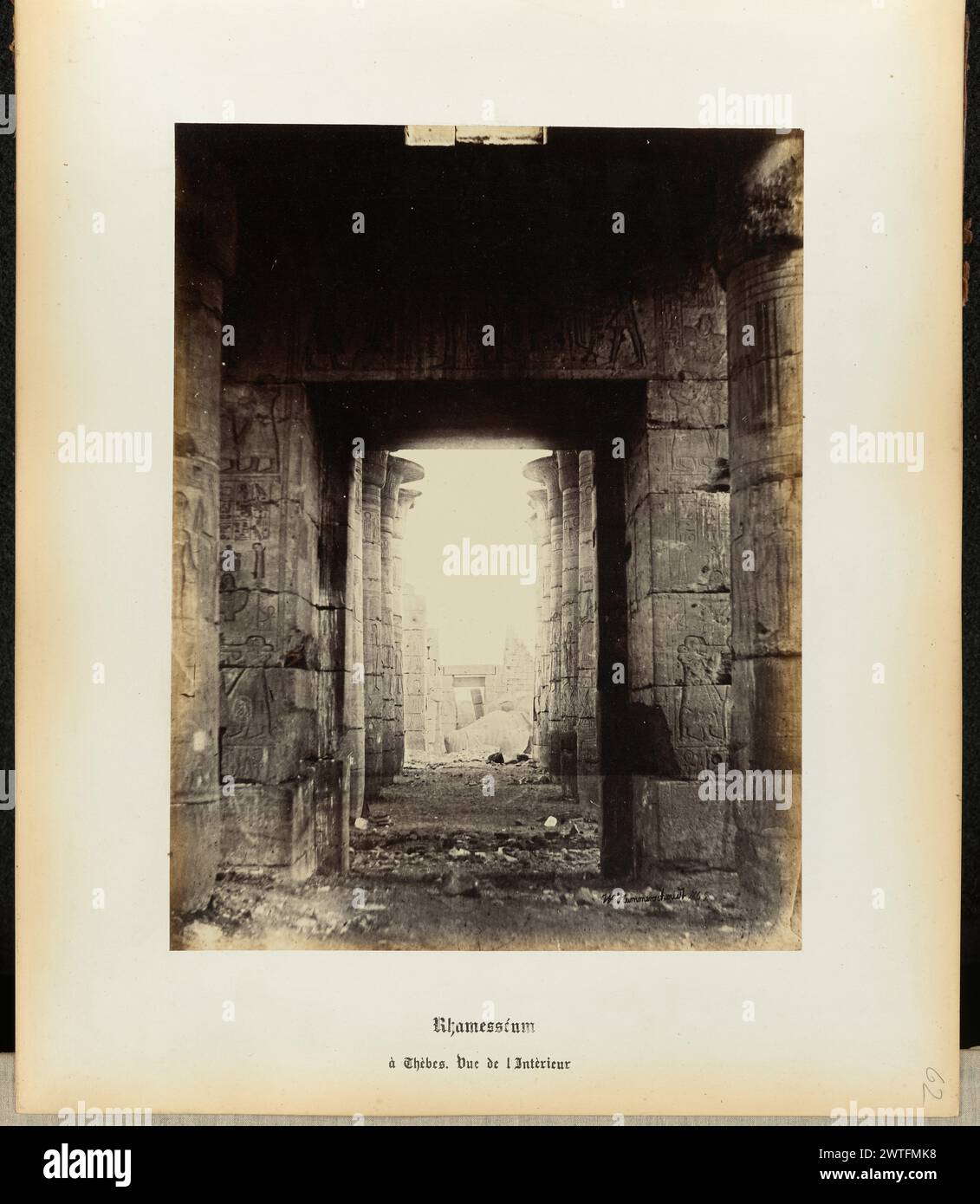 Ramesseum, vista interna. Wilhelm Hammerschmidt, fotografo (tedesco, nato Prussia, morto nel 1869) anni 1860 Una vista attraverso un corridoio; le pareti hanno geroglifici a bassissimo rilievo scolpiti in loro. Oltre le mura si trova un cortile aperto fiancheggiato da colonne. Foto Stock
