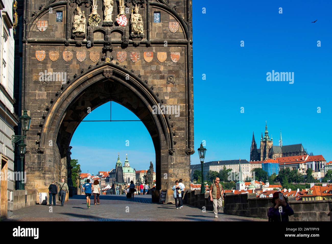 La torre del ponte della Città Vecchia guardando ad ovest verso il Ponte di Carlo e il Quartiere Piccolo, Praga, Repubblica Ceca Foto Stock