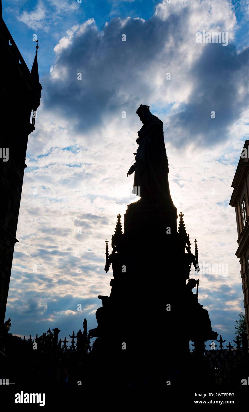Statua di Carlo 1V in Cavalieri della Croce, Piazza della Città Vecchia di Praga, Repubblica Ceca Foto Stock Statua di Carlo 1V in Cavalieri della Croce, Piazza della Città Vecchia di Praga, Repubblica Ceca Foto Stock