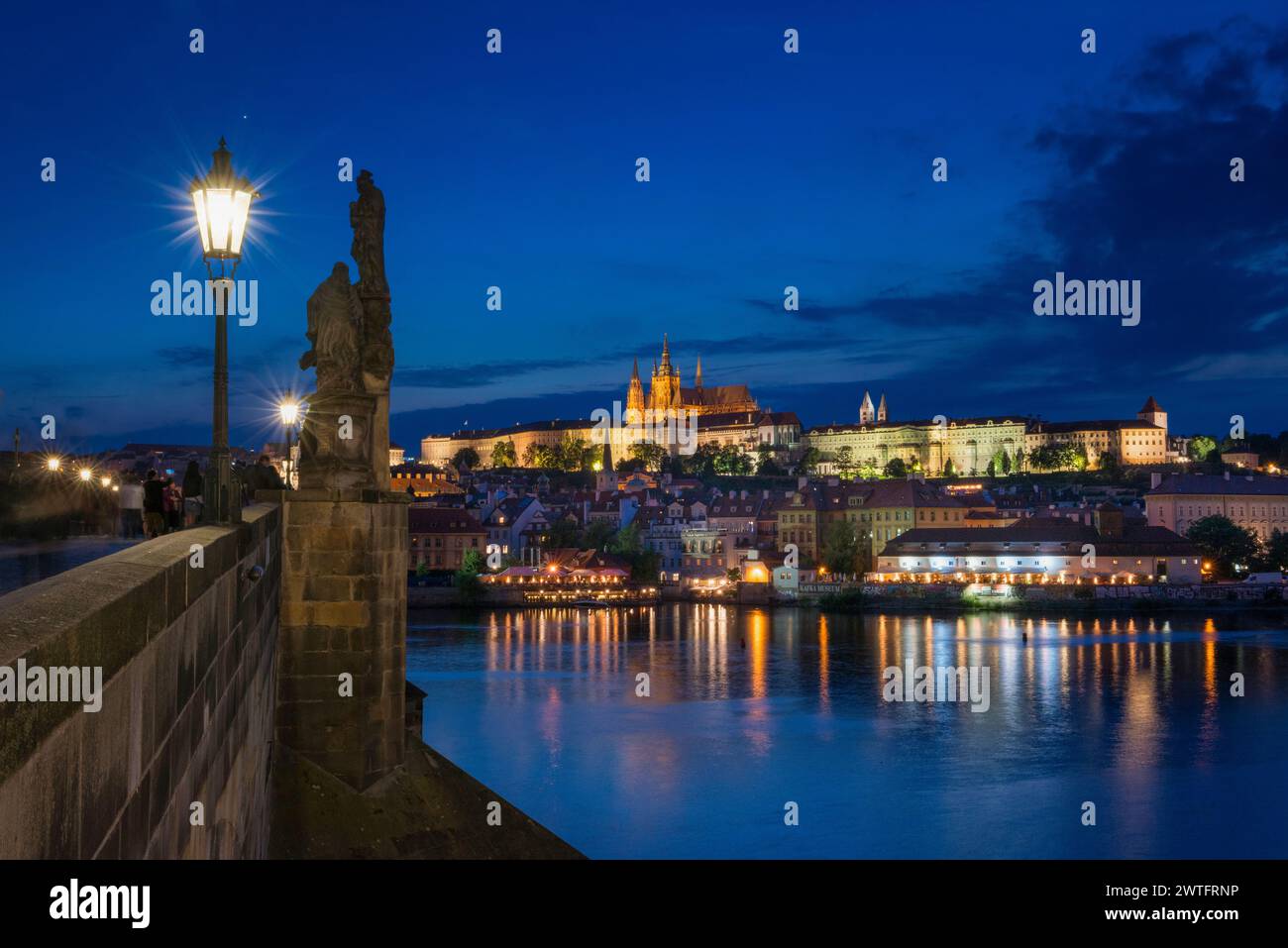 St La cattedrale di Vito e il castello di Praga dalla città vecchia, Praga, Repubblica Ceca Foto Stock
