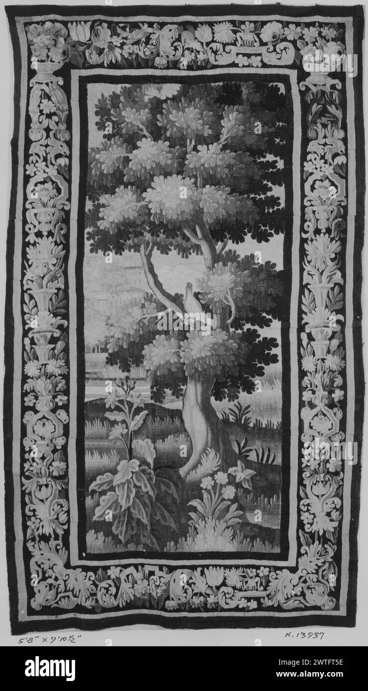 Paesaggio con uccelli. Sconosciuto c. 1700 arazzi dimensioni: H 9'10' x W 5'8' arazzo materiali/tecniche: Sconosciuta Cultura: French Weaving Center: Aubusson Ownership History: French & Co. Uccello arroccato su un albero tra prati con piante in fiore; ruscello sullo sfondo con edifici sulla riva opposta (BRD) fiori in vasi su staffe con motivi decorativi e intrecciati con foglie di acanto nessun foglio di scorta francese & Co. In archivio, nessun numero di stock Foto Stock