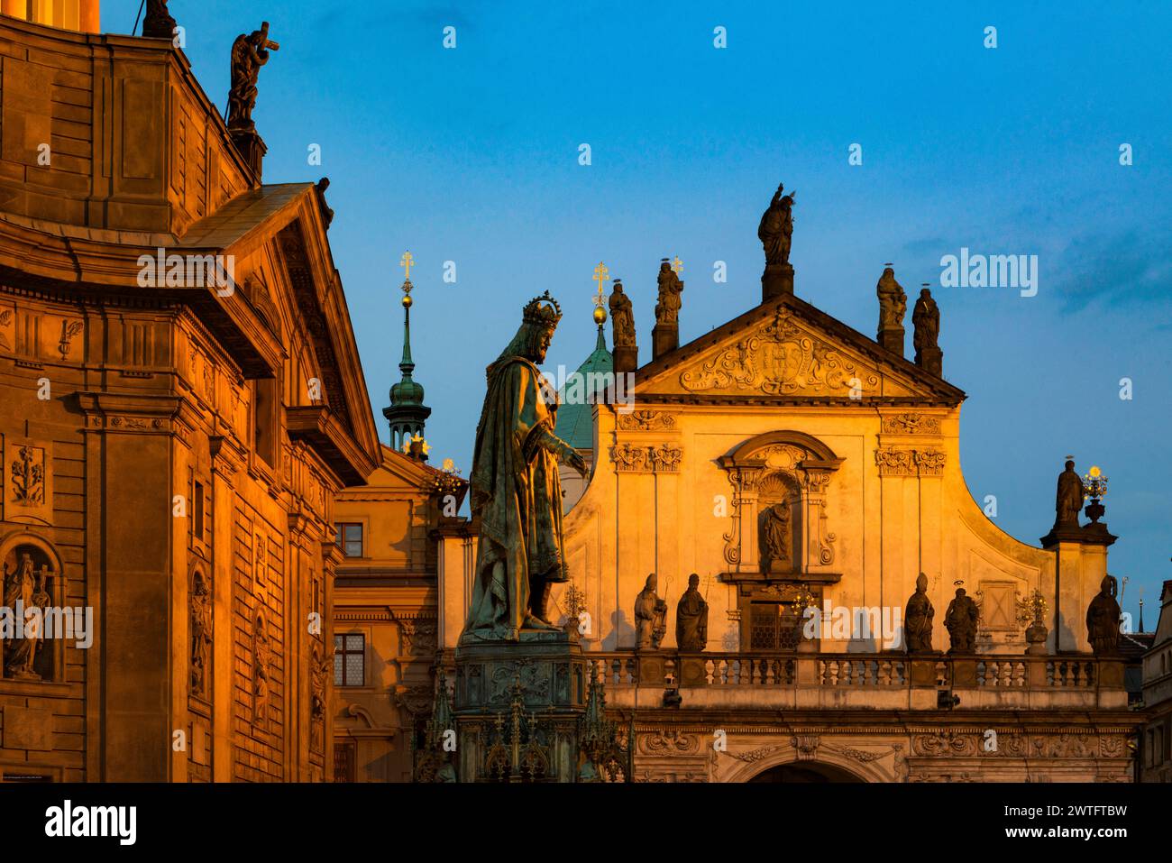 Chiesa di San Francesco e la Chiesa del Santissimo Salvatore, Cavalieri della Croce, Piazza della Città Vecchia di Praga, Repubblica Ceca Foto Stock Chiesa di San Francesco e la Chiesa del Santissimo Salvatore, Cavalieri della Croce, Piazza della Città Vecchia di Praga, Repubblica Ceca Foto Stock