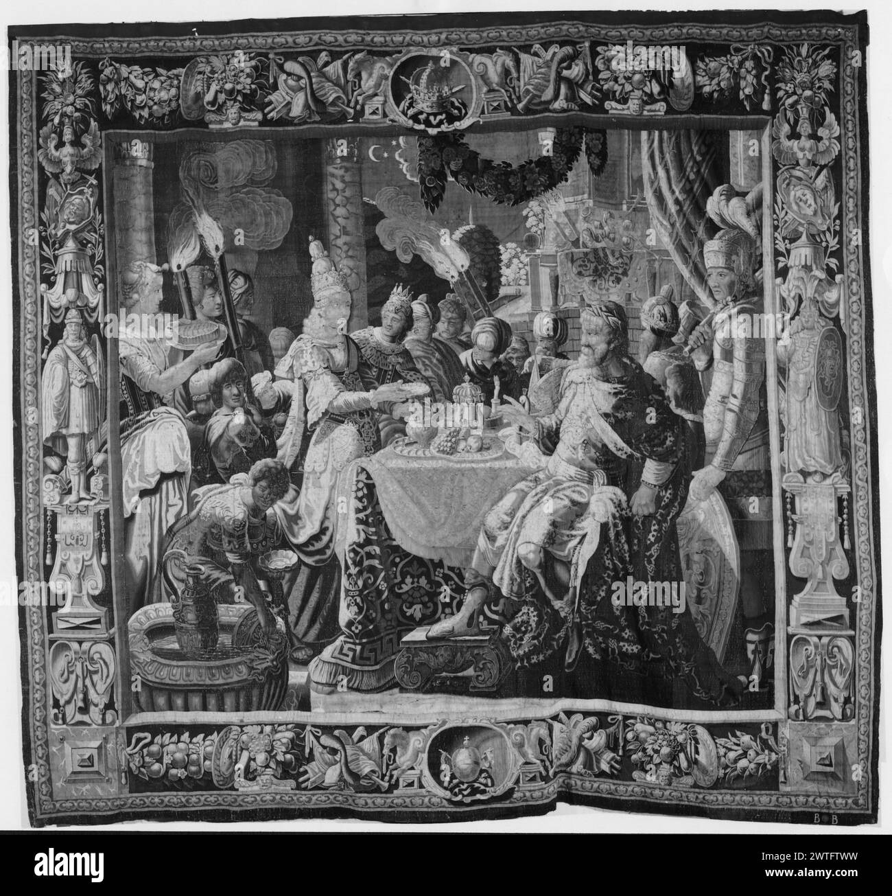 Banchetto di Marco Antonio e Cleopatra. Sconosciuto c. 1640-1660 arazzi dimensioni: H 12'6' x W 13'10' arazzo materiali/tecniche: Sconosciuta Cultura: Flemish Weaving Center: Bruxelles storia di proprietà: French & Co. Iscrizioni: Simbolo della città sulla guardia inferiore, Cleopatra a destra dissolve la perla in tazza (L, a tavola); Marco Antonio siede nelle vicinanze, il soldato sta dietro di lui (R, a tavola); gruppo di figure intorno al tavolo, alcune tengono le torce (L, centro, R, terreno centrale) (BRD) trofei marziali con fiori e frutta; (L & R BRD) le figure dei terminali si trovano su piedistalli; (UPR e LWR BRD) medaglioni con simboli araldici in c Foto Stock
