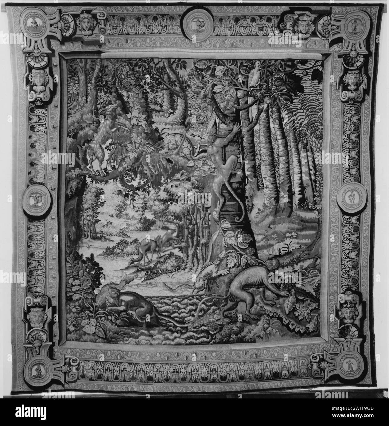 Parco giochi con scimmie e cammello. Sconosciuto c. 1600-1625 arazzi dimensioni: A 417 x L 381 cm arazzi materiali/tecniche: Sconosciuta Cultura: Fiamminga tessitura Centro: Bruxelles iscrizioni: il segno tessitore sulla protezione destra, in basso [non leggibile nella fotografia] include anche leopardo, pesci che catturano martora, & capra in albero in paesaggio esotico con cornice di palme (BRD) con ornamento a foglia di acanto; figure maschili in medaglioni in ogni angolo e al centro dei bordi superiore, sinistro e destro; maschere alle estremità del centro, bordi sinistro e destro Foto Stock