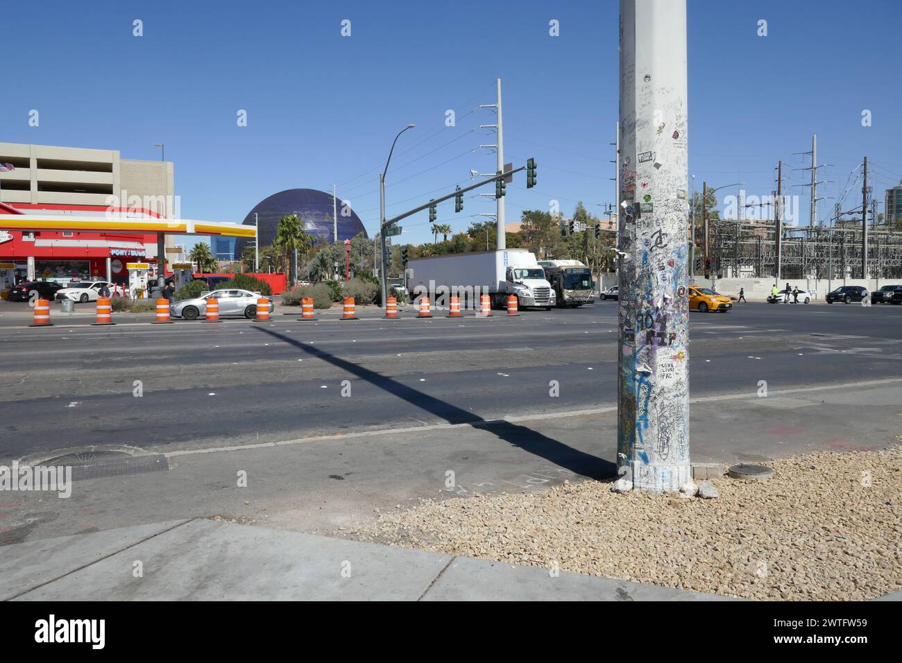 Las Vegas, Nevada, USA 8 marzo 2024 rapper Tupac Shakur Murder Shooting location dove è stato ucciso per il 7 settembre 1996 a E. Flamingo Road e Koval Lane, e Memorial Pole con messaggi lasciati per lui sulla scena dell'incidente l'8 marzo 2024 a Las Vegas, Nevada, USA. Foto di Barry King/Alamy Stock Photo Foto Stock