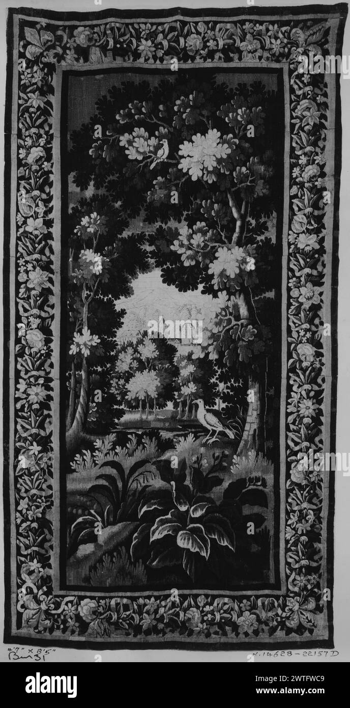 Paesaggio con uccelli. Sconosciuto c. 1650-1725 arazzi dimensioni: H 8'5' x W 4'7' arazzo materiali/tecniche: Cultura sconosciuta: Centro di tessitura francese: Aubusson storia di proprietà: French & Co. Acquistato da Walter Sewisolm, ricevuto il 28/2/1920; venduto a Arthur Lehman il 21/5/1920; restituito da Mrs. A Lehman 10/09/1929 (?); venduto a J. N. Nalher (o G. N. Walker ?) 2/26/1943. Uccello in primo piano tra piante e alberi; uccello più piccolo arroccato sul ramo; edifici su colline in background (BRD) bordo fogliato con fiori e nastri; fleur-de-li negli angoli il confine e il campo centrale sono stati tagliati Foto Stock