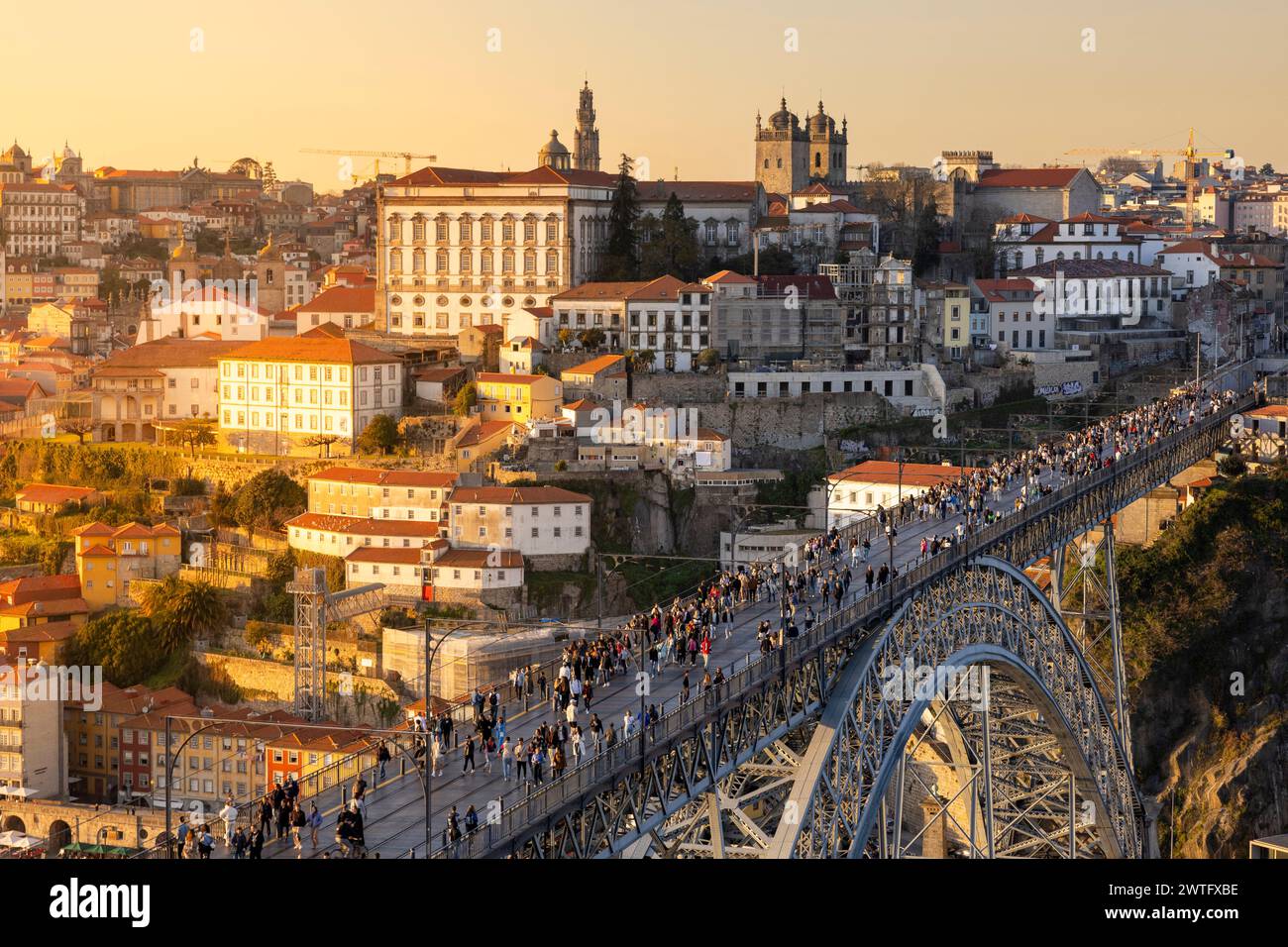 Vista del ponte Dom Luis i a Porto al tramonto, Portogallo Foto Stock