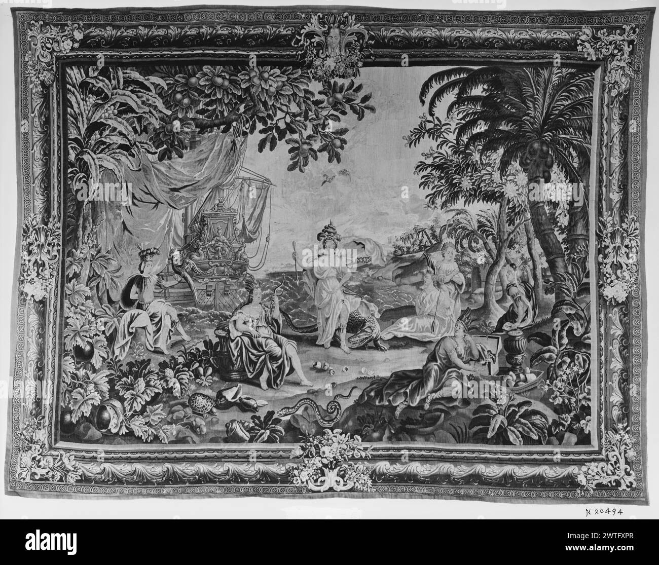 America. Schoor, Lodewijk van (fiammingo, 1666-1726) (autore di design, figure) [pittore] Spierincx, Pieter (fiammingo, atto 1614-1647) (autore di design, laboratorio di paesaggio) [pittore tessitore] c. 1700-1730 arazzi dimensioni: H 11'4' x W 14'10' arazzi materiali/tecniche: Cultura sconosciuta: Flemish Weaving Center: Unknown Ownership History: French & Co Iscrizioni: Iscrizione nel campo centrale sulla poppa della nave: FORTUNA personificazione dell'America con freccia, arco e faretra, con copricapo e in piedi accanto a un alligatore (centro, terreno centrale), circondata da altre figure femminili che indossano teste di piume Foto Stock