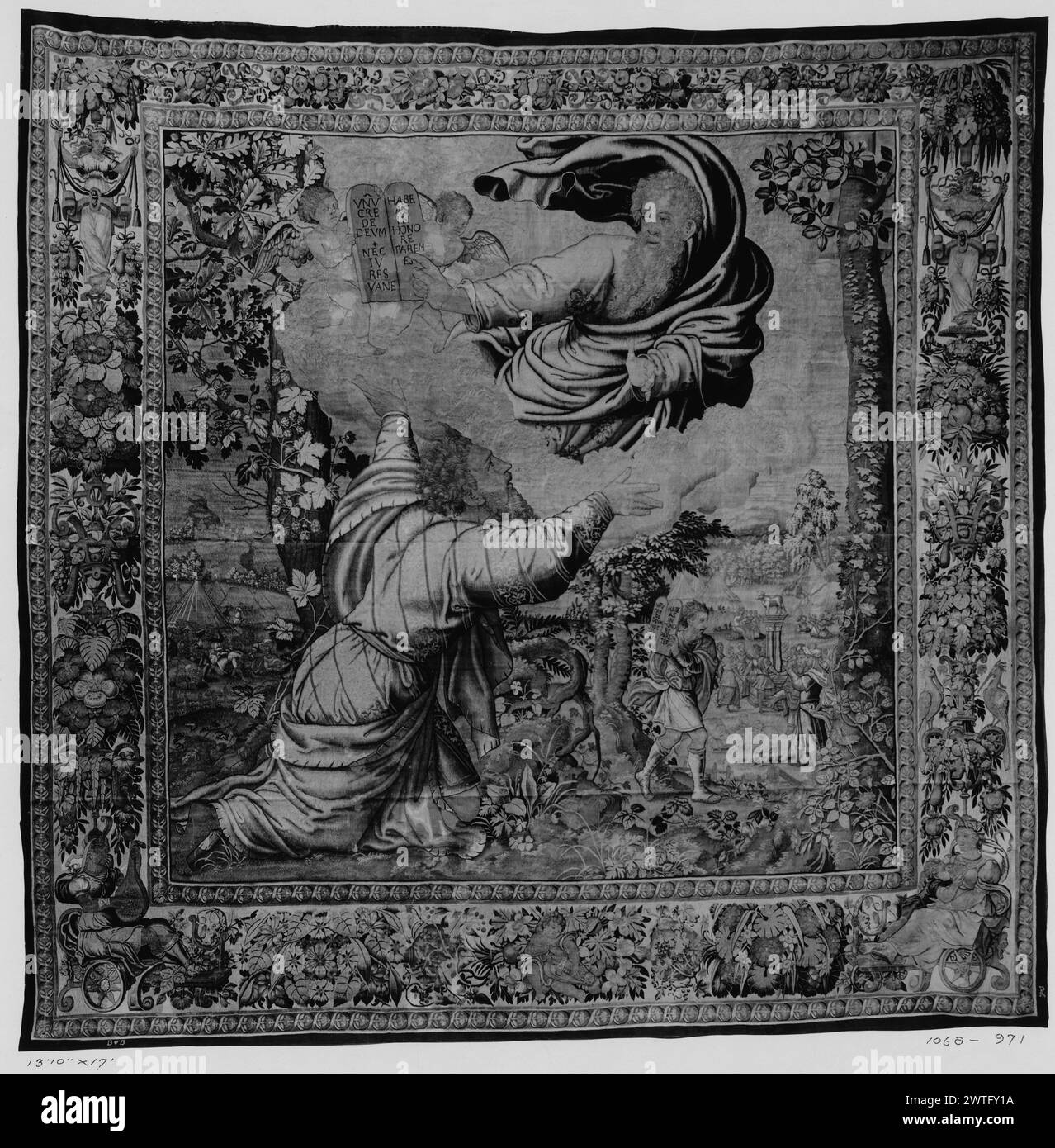 Mosè sul monte Sinai con tavole di legge. Orley, Bernart van (olandese (prima del 1600) - Fiandre, CA.1492-1542) (progettato dopo, attr.) [Pittore] Coxie, Michiel (il Vecchio) (olandese (prima del 1600) - Fiandre, 1499-1592) (progettato dopo, attr.) [Pittore] Floris, Cornelis (il giovane) (fiammingo (prima del 1600) - Fiandre, 1514-1575) (progettato dopo, Borders, attr.) [Disegnatore] c. 1550-1560 arazzi dimensioni: H 13'10' x P 17' arazzi materiali/tecniche: Lana (ondulata, ordito: 6-7/cm); lana e seta (tinta, trama) Cultura: Fiamminga tessitura Centro: Bruxelles storia di proprietà: Barberini col Foto Stock