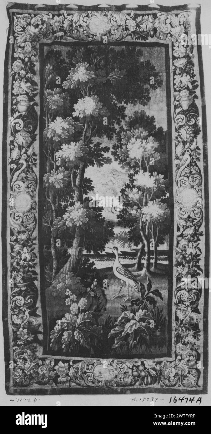 Uccello nel paesaggio. Sconosciuto c. 1680-1720 arazzi dimensioni: H 9' x W 4'11' arazzi materiali/tecniche: Sconosciuto Cultura: French Weaving Center: Aubusson storia di proprietà: French & Co. Acquistato da [E.] S. Bayer, fatturato 12/12/1928; venduto a Jean Mikaeloff 1/16/1962. Uccello in primo piano, tra piante e alberi; un fiume e colline con edifici in lontananza (BRD) bordo fogliato che incorpora uccelli con foglie di acanto a scorrimento, vari fiori e frutti; ogni confine è centrato dal paesaggio (?) Cartouche French & Co. Foglio di magazzino in archivio, 16474-a [elenca anche 33100] Foto Stock