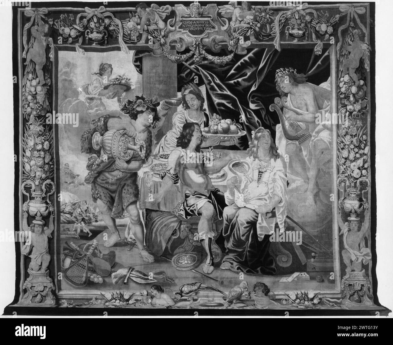 scena. Roelants, Mathias (fiammingo, 1640-1663) (laboratorio) [tessitore] c. 1655 arazzi materiali/tecniche: Cultura sconosciuta: Flemish Weaving Center: Bruxelles storia di proprietà: French & Co Iscrizioni: Iscrizione nel cartiglio del bordo superiore: QVOS ANIMOS / NVMQVAM VINA / LVSVSQVE PETVNT Bacchus (Dioniso) (L, in primo piano) versa l'uomo seduto al centro del tavolo, in primo piano) vino da una grande caraffa, mentre l'uomo dà una donna seduta (R del centro, in primo piano) dolciumi, Apollo con lira siede sulla nuvola (R, terra centrale), 2 assistenti femminili arrivano con vassoi di frutta (L e centro, sfondo), Adone e Venere (APH Foto Stock