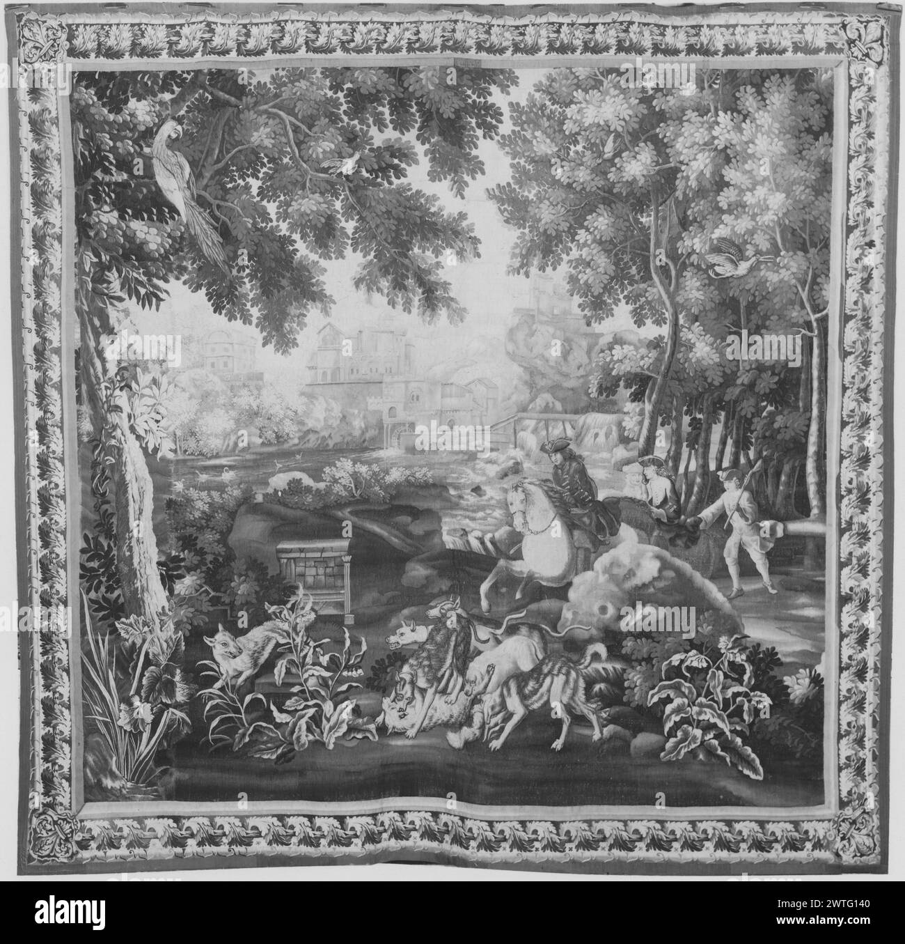 Caccia al lupo. Béhagle, Philippe i (francese, b.1641-d.1705) (laboratorio, stile di) [tessitore] c. 1690-1700 arazzi dimensioni: H 10' x W 11' arazzi materiali/tecniche: Sconosciuta Cultura: French Weaving Center: Beauvais storia di proprietà: French & Co. Acquistato dalla tenuta di Mary Brewster Jennings 11/13/1964; venduto a Ricon de Arts 1/22/1965. Wolf, disteso sulla schiena, viene attaccato da 3 cani mentre un altro viene inseguito da 2 cani, 3 uomini si avvicinano a cavallo su R seguito da un uomo a piedi che porta la pistola sulla spalla; fiume e città sullo sfondo, pappagallo nell'albero su L (BRD) spirale acanto intorno al nucleo, fleur-de-ly Foto Stock
