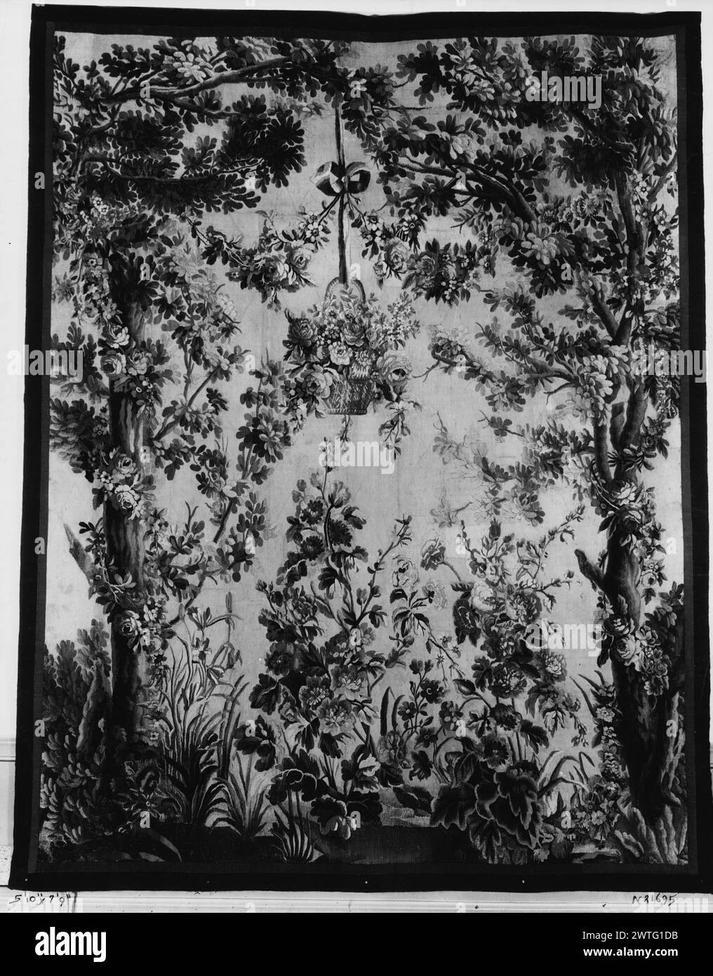 Alberi da giardino e piante da fiore selvatiche che incorniciano un cesto di fiori sospeso a nastro. Sconosciuto c. 1770-1790 arazzi dimensioni: H 7'9' x W 5'10' arazzo materiali/tecniche: Cultura sconosciuta: French Weaving Center: Aubusson Ownership History: French & Co. Acquistato da Mrs. John R. DeWitt, ricevuto il 2/5/1944; venduto a Charles L. Belz Esq. 8/9/1947. Foto Stock