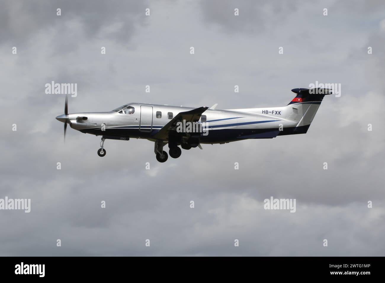 HB-FXK, un Pilatus PC-12NGX gestito dalla Pilatus Flugzeugwerke AG, che arriva a RAF Fairford per il Royal International Air Tattoo 2023 (RIAT23). Foto Stock