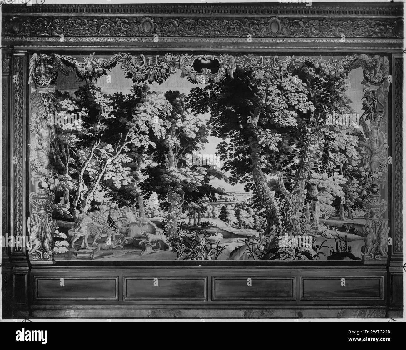 Caccia al Calydonian. Sconosciuto c. 1675-1679 arazzi dimensioni: H 10' arazzo materiali/tecniche: Cultura sconosciuta: Flemish Weaving Center: Anversa Ownership History: Cyrus McCormick, Chicago (al 1925). Don Raimon d'Allones coll., Mallorca. Acquistato ad Anversa nel 1679 per Don Ramon Forton, conte di Montenegro e Mantova, residente a Maiorca. Cartiglio Atalanta & Meleager Attack Calydonian Cinghiale (UPR BRD) affiancato da festoni con frutta e fiori; (L BRD) colonna decorata con aquila, figura femminile che tiene la torcia e il ramo d'oliva in piedi sull'urna sostenuta da 2 creature simili alla sfinge alate; (R BRD) co Foto Stock
