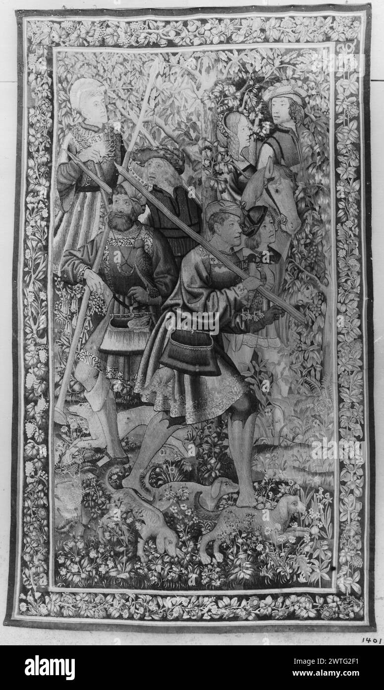Festa di caccia. Sconosciuto c. 1500-1525 arazzi materiali/tecniche: Sconosciuta Cultura: Sud dei Paesi Bassi tessitura Centro: Sconosciuta storia di proprietà: French & Co. Lord & Lady accompagnato da 5 assistenti con lance, 1 uomo a cavallo, 4 caccia ai loro piedi (BRD) garland of foliage frammento di arazzo. Il confine è stato tracciato agli angoli per adattarsi al campo centrale; potrebbe essere il confine originale (Cavallo). Arazzi ampiamente ritessuti (Campbell). Il centro di tessitura può essere Bruxelles (Cavallo). Secondo la French & Co. Neg. ledger, questo codice n. per neg. 1401 fa 7025. Tuttavia, foglio di magazzino 70 Foto Stock
