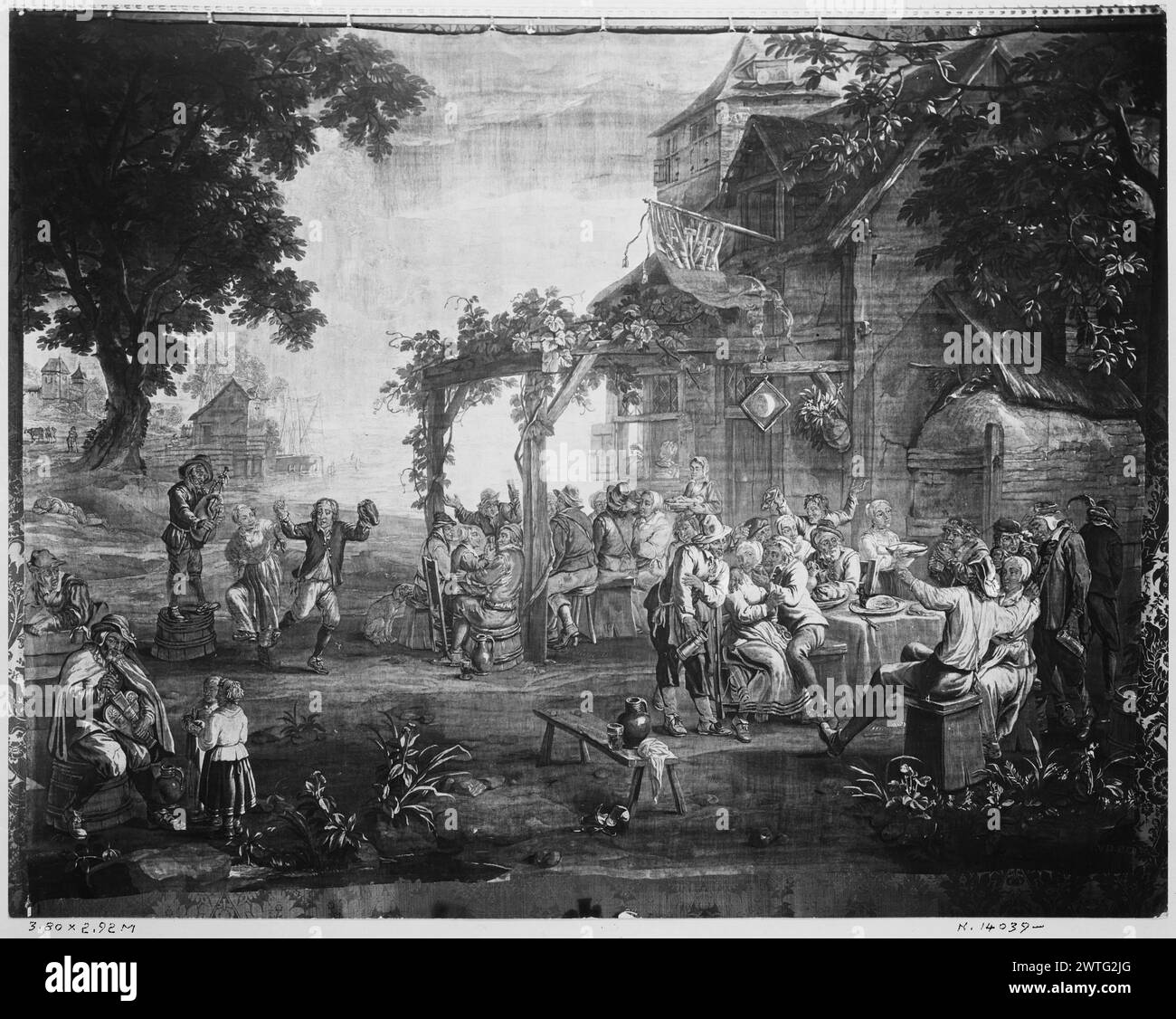 Kermesse. Teniers, David II (fiammingo, 1610-1690) (disegnato dopo) [pittore] c. 1720-1740 arazzi dimensioni: H 3,80 x W 2,92 m arazzi materiali/tecniche: Sconosciuta Cultura: Flemish Weaving Center: Bruxelles Proprietà: French & Co. Prima dell'hotel, i gruppi si siedono ai tavoli per banchettare; di fronte a un giocatore gurdy che intrattiene i bambini; la coppia balla accanto al bagpistrello in piedi sulla vasca rovesciata; il mare con barche a vela sullo sfondo Unidentified weaver. French & Co. Foglio di magazzino mancante dall'archivio, 34651-b (?) Delmarcel, arazzo fiammingo (1999), 352-361, fig. 13,4 Marillier, arazzi Teniers Foto Stock