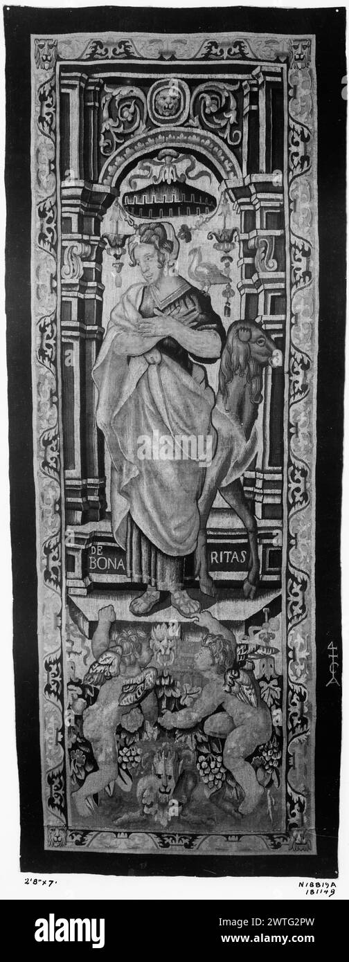 Frammento di bordo. Guebels, Jacques i (olandese (prima del 1600) - Fiandre, atto 1580-1605) (laboratorio) [tessitore] Guebels, Jacques II (fiammingo, atto 1626-d.. bef.1633) (workshop) [tessitore] c. 1610 arazzi dimensioni: H 7' x W 2'8' arazzi materiali/tecniche: Cultura sconosciuta: Flemish Weaving Center: Bruxelles storia di proprietà: French & Co. Ricevuto dalla sig.ra Robert Gerry (nata Harriman), fatturato 3/2/1934; restituito 14/3/1934. Iscrizioni: Contrassegno tessitore sulla protezione destra, iscrizioni in basso: Iscrizione che identifica [?] Figura al centro: DE BONA [CHA]RITAS sotto il baldacchino, figura della Carità (?) sta in piedi Foto Stock