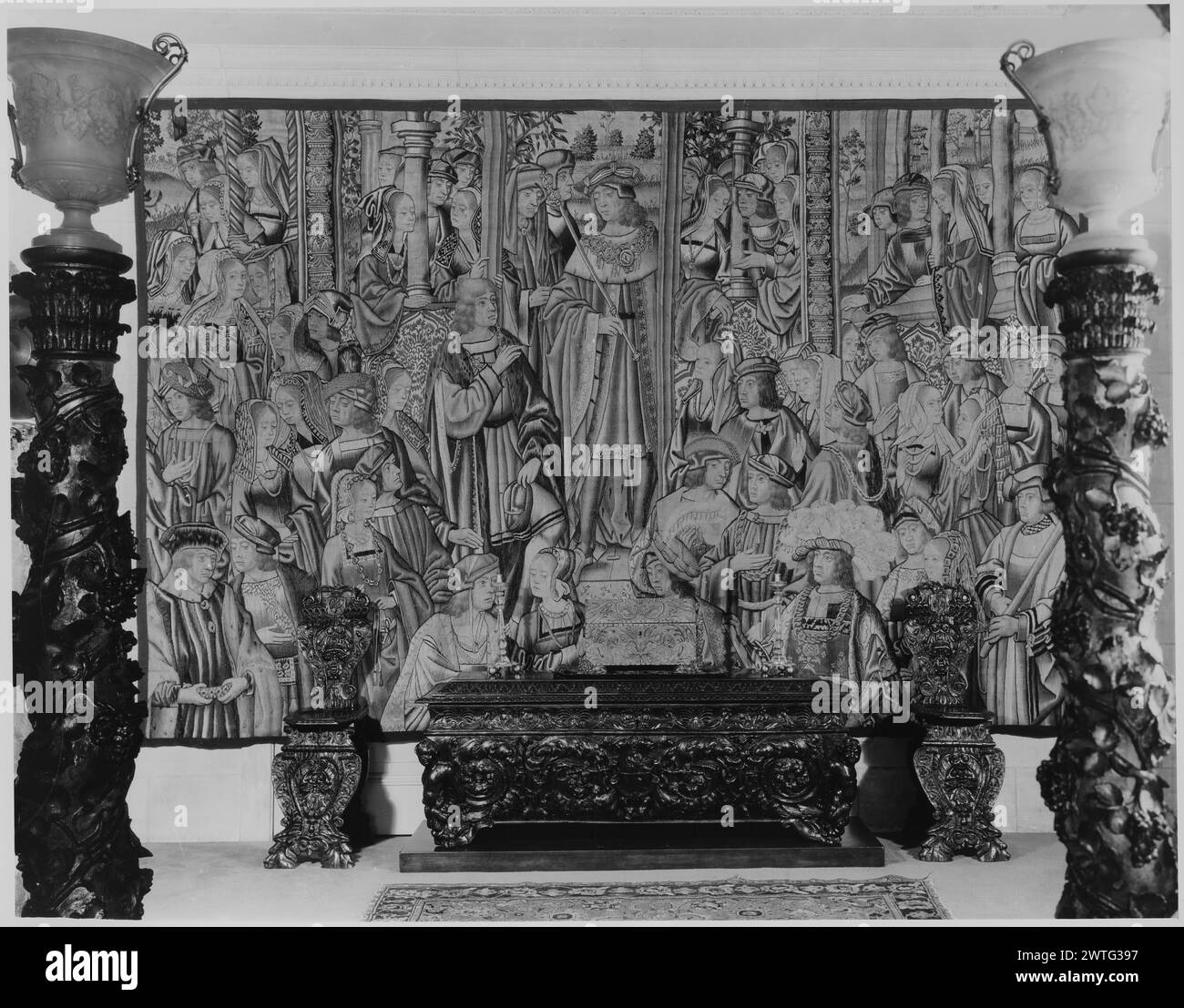 Re con cortigiani. Sconosciuto c. 1510-1520 arazzi materiali/tecniche: Sconosciuta Cultura: Sud dei Paesi Bassi tessitura Centro: Sconosciuta storia di proprietà: French & Co. Acquistato da Leon Schinasi, fatturato 12/31/1926; venduto a David Warfield 1/25/1927. Cortigiani in grande sala con colonne ornate; al centro, il re con scettro si erge in porta aperta; paesaggio visibile oltre la scena frammento di arazzo; bordi mancanti. Forse tessuta a Bruxelles. French & Co. Foglio di magazzino in archivio, 29445 Foto Stock