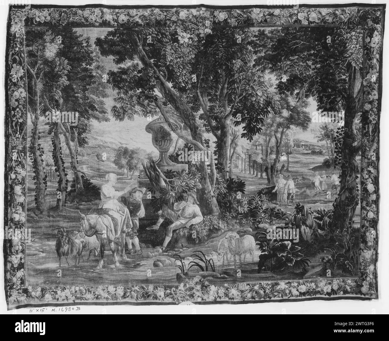 Scena paesaggistica. Teniers, Davide II (fiammingo, 1610-1690) (disegnato dopo, attr., paesaggio) [pittore] Teniers, David III (fiammingo, 1638-1685) (disegnato dopo, attr., paesaggio) [pittore] Coppens, Augustin (fiammingo, 1668-1740) (disegnato dopo, attr., figure) [pittore] c. 1700-1720 arazzi dimensioni: h 11' x W 15' arazzi materiali/tecniche: sconosciuta Cultura: Flemish Weaving Center: Bruxelles storia di proprietà: French & Co.. In un ambiente boscoso, figure che fumano, cavalcano, conversano e trattano pecore vicino a grandi urne scolpite (BRD) ghirlanda di fiori; (L BRD) corona e spade al centro; (R BRD) qu Foto Stock