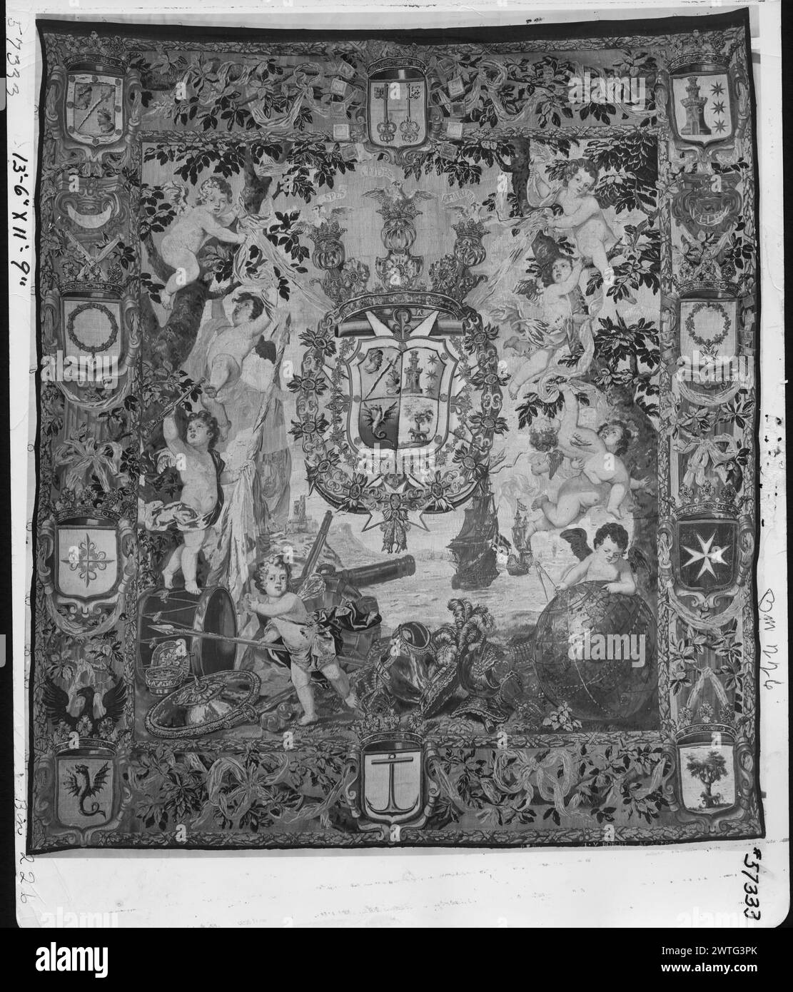 Portière dell'armeria. Schoor, Lodewijk van (fiammingo, 1666-1726) (autore del disegno) [pittore] Borcht, Jacques van der (l'anziano) (fiammingo, atto 1676-1710) (laboratorio) [tessitore] Borcht, Gaspard van der (fiammingo, 1700-d.1742) (laboratorio) [tessitore] c. 1700-1720 arazzi dimensioni: H 13'6' x W 11'9' arazzi materiali/tecniche: Bruxelles French & Co. ha ricevuto dalla signora Louis Brugiere il 26/10/1956; ha restituito il 22/12/1959. Iscrizioni: Marchio della città sulla guardia inferiore, destra del centro iscrizioni: Tessuta firma nella guardia inferiore, destra: I V BORCHT / A CASTRO Foto Stock