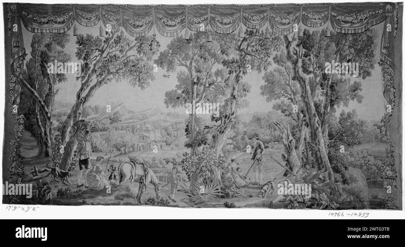 Scena pastorale con cacciatori. Sconosciuto c. 1770-1790 arazzi dimensioni: H 9'2' x W 17'9' arazzo materiali/tecniche: Sconosciuto Cultura: Francese tessitura Centro: Aubusson storia di proprietà: French & Co. Acquistato da Henry Symons, Inc., fatturato 3/17/1927; venduto a Clarence Hungerford Mackay 2/8/1929. In un paesaggio di campagna con alberi e piante selvatiche, il cacciatore che mira all'uccello con il suo fucile mentre la donna a terra con il bambino raccoglie le piante e mentre lo sposo tiene in mano il cavallo guarda la scena; hunter in piedi con il suo fucile si converte con la donna che sta a terra con il bambino mentre un altro cacciatore si dosa di ro Foto Stock