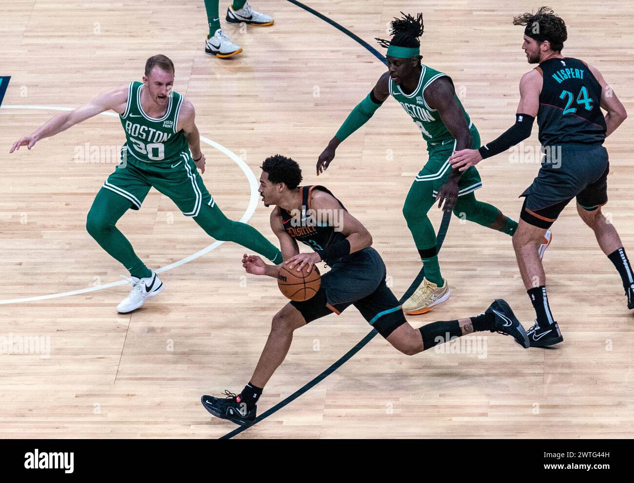 Washington, Stati Uniti. 17 marzo 2024. WASHINGTON, DC - 17 MARZO: La guardia dei Washington Wizards Jordan Poole (13) irrompe nella difesa dei Celtics durante una partita NBA tra i Washington Wizards e i Boston Celtics, il 17 marzo 2024, alla Capital One Arena di Washington, DC. (Foto di Tony Quinn/SipaUSA) credito: SIPA USA/Alamy Live News Foto Stock