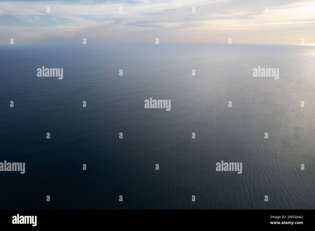 Calmo mare marino nel paesaggio oceanico con vista aerea dei droni Foto Stock